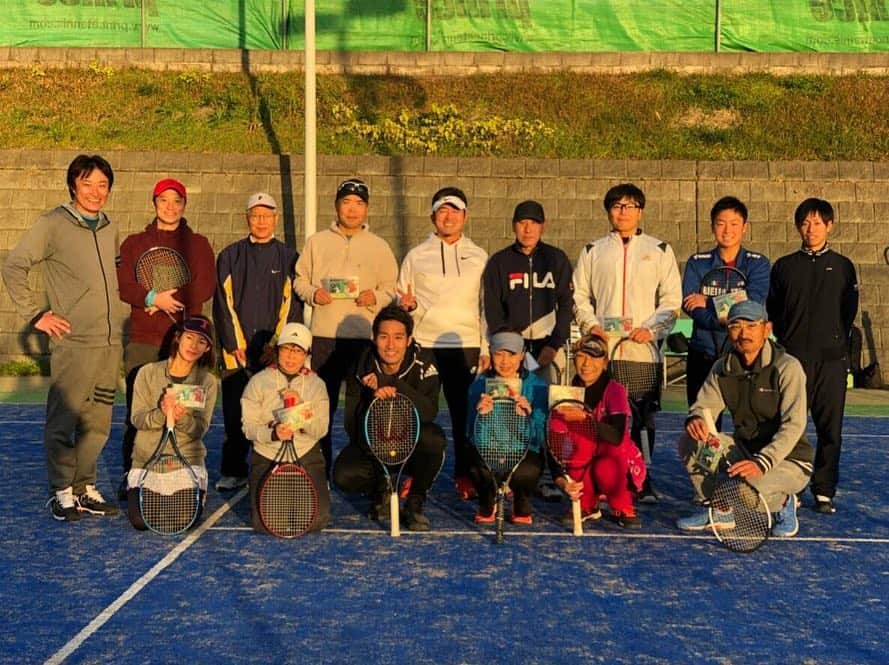 内山靖崇さんのインスタグラム写真 - (内山靖崇Instagram)「大阪のカラバッシュテニスクラブでのイベントが無事終了しました！  たくさんの方々に参加して頂き、僕もエネルギーをたくさん頂きました🙋‍♂️ 高校生の頃からお世話になっている坂口知央支配人を始め、スタッフの方々にも感謝です！！ 明日から沖縄で来シーズンに向けて鍛えてきます😎💪 #calabashtennisclub #tennisevent  #onmywayto  #okinawa  #for  #preseason」12月16日 15時06分 - yasutaka0805