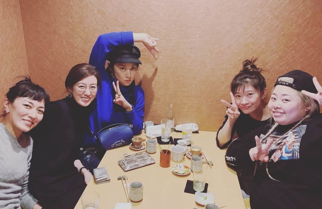 ともさかりえさんのインスタグラム写真 - (ともさかりえInstagram)「SUNNY忘年会。 撮影が終わってからも こんなふうに集まれるって最高。 くだらない話題で腹抱えて笑い 完全にリアルSUNNYな私達でした。 #SUNNY #強い気持ち強い愛 #目黒シネマで大根監督特集 #SUNNYも上映しているようです」12月16日 15時27分 - rie_tomosaka_official