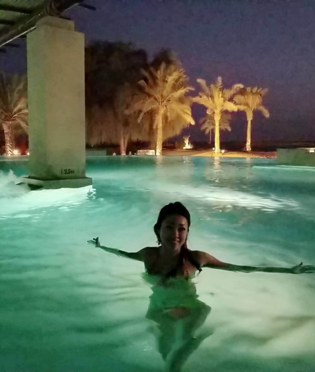 今堀恵理さんのインスタグラム写真 - (今堀恵理Instagram)「ドバイの砂漠の中のホテルのプールは 周りは地平線に砂漠 朝食も砂漠を見ながら♡ ドバイは雨はほとんど降らないから空もキレイ 砂漠の中のプールはドバイでしか味わえません  #ドバイ女子旅　#IACEトラベル　#VisitDubai#dubai　#バブアムシャムス 　#Dubai  #今堀恵理 　#砂漠の中　#タビジョ 　#トラベラー」12月16日 15時46分 - eriimahori