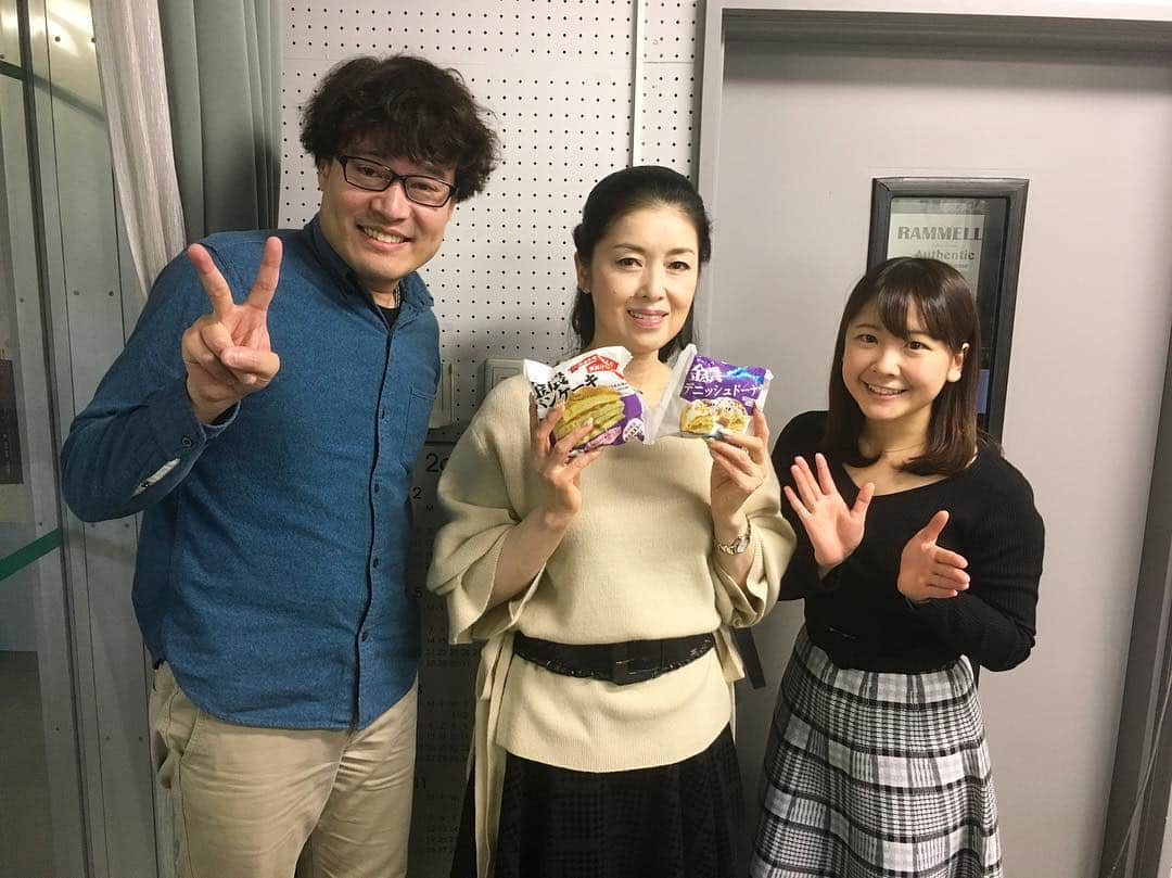 藤あや子さんのインスタグラム写真 - (藤あや子Instagram)「故郷秋田に新曲のキャンペーンとコンサートに行ってきました🎶 カワイイお菓子があったからお土産に買っちゃった😆 金農デニッシュ&パンケーキもめっちゃ美味しいよ🥞 #abs秋田放送 #ええじゃないか演歌 #ごくじょうラジオ #エビス堂ゴールド  #秋田犬のふん #金農デニッシュドーナツ  #金農パンケーキ #食彩あきた応援大使 #新曲 #秋田音頭 #akitaondo  #1月1日発売」12月16日 16時26分 - ayako_fuji_official