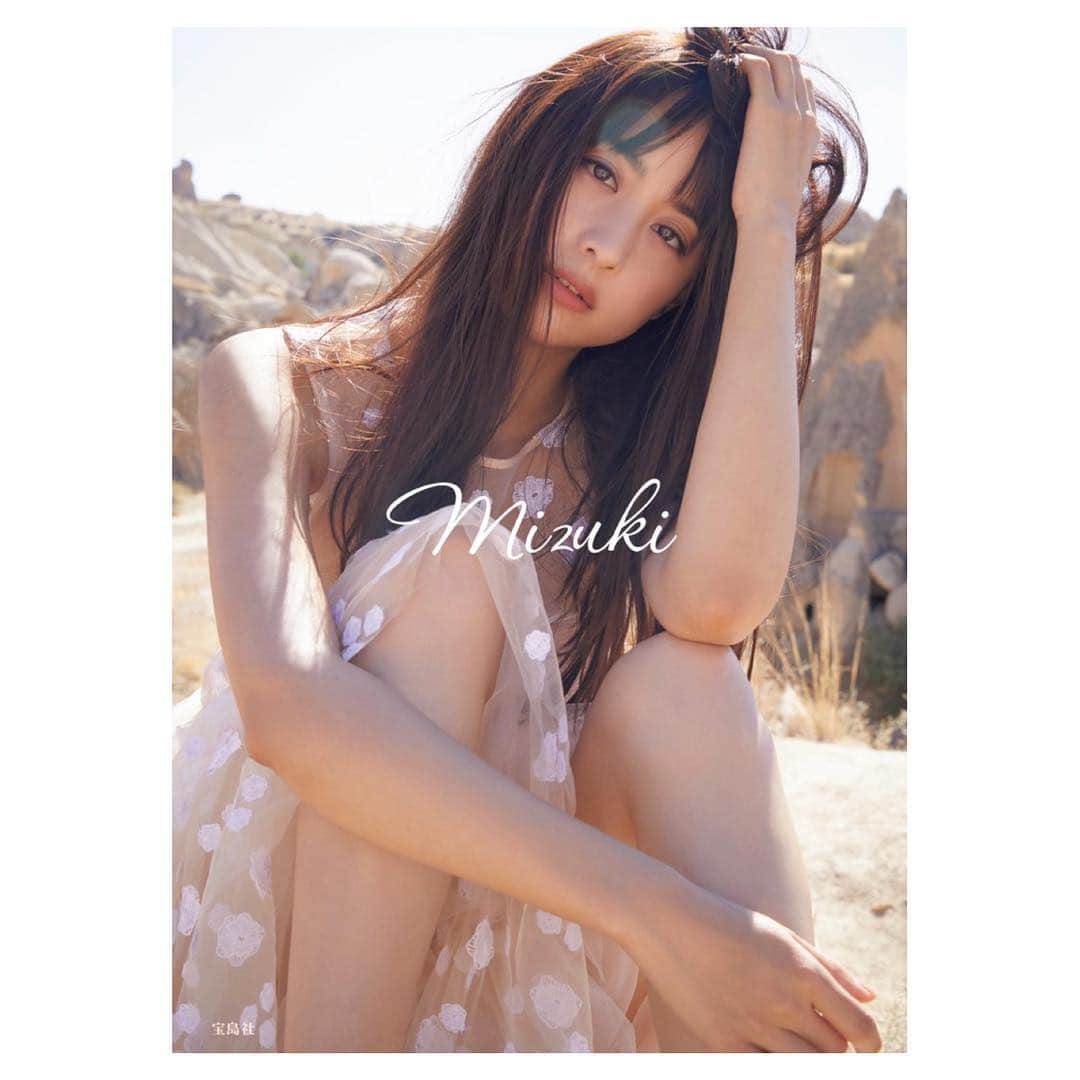 山本美月さんのインスタグラム写真 - (山本美月Instagram)「昨日、山本美月ファースト写真集『Mizuki』 無事に発売されました☽ 皆様の投票を参考にさせていただき、表紙も①の写真に決まりました。 ご協力していただきありがとうございました(^^) お手元に届いた皆様、大切にしていただけると嬉しいです。 昨日の握手会もたくさんの方にお越しいただきありがとうございました。 男性も女性も、そして色んな世代の方々が来てくださいました！沖縄から、北海道まで、なんと海外からも会いに来てくださった方々もいました！  私はなかなか皆様にお会いする機会が少ないので、昨日はとっても嬉しかったです＼(^^)／ 心からありがとうございました！  私は本当に幸せものです( ◜ω◝ ) これからもどうかよろしくお願いします。  #Mizuki #みづきと行くトルコ #発売中」12月16日 16時35分 - mizuki_yamamoto_official