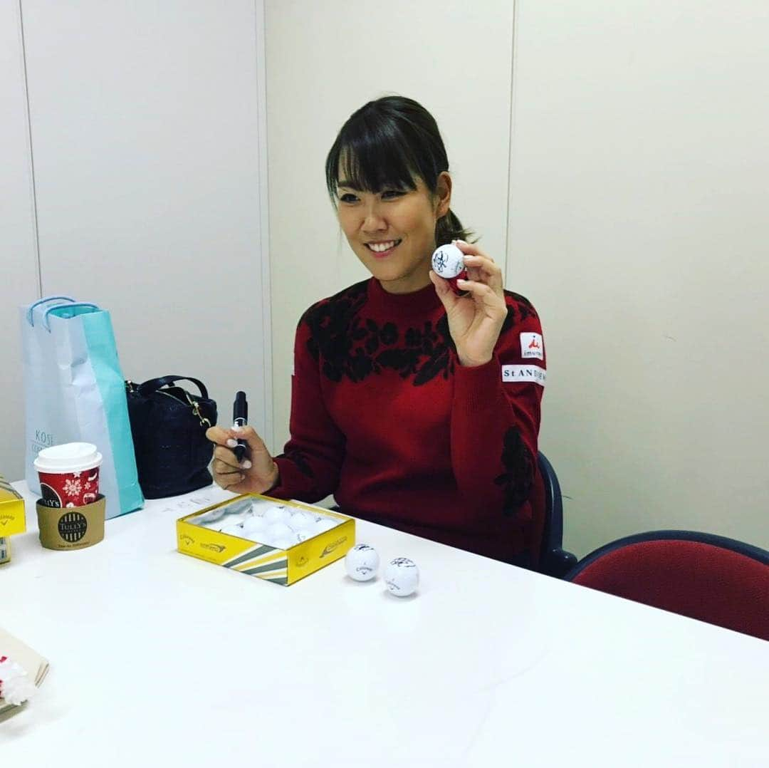 福田真未さんのインスタグラム写真 - (福田真未Instagram)「うめだ阪急本店でセントアンドリュースのトークショーがありました☺️✨ お越しいただいた皆様、本当にありがとうございました！！ まさかの滝汗スタートでめっちゃ恥ずかしかったです。。。 #セントアンドリュース #standrews #トークショー #ライトがあつくて汗だくでした🤣 #質問に答えれたのか不安でした #クリスマスプレゼント #出刃包丁しか浮かばなかったw #ほんとすみませんでした😂 #いつかリベンジしたい！！！🤣」12月16日 17時22分 - fukudamami32