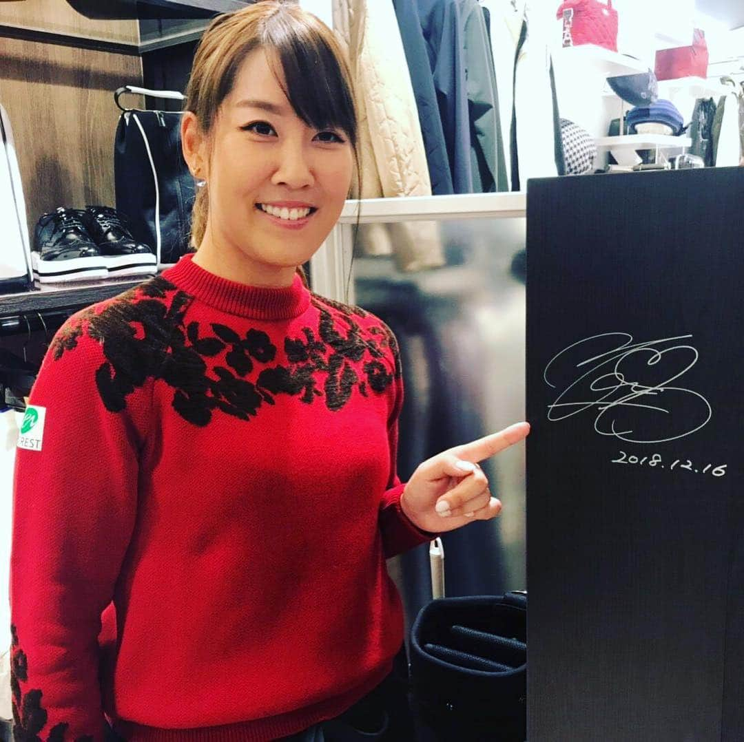 福田真未のインスタグラム：「うめだ阪急本店でセントアンドリュースのトークショーがありました☺️✨ お越しいただいた皆様、本当にありがとうございました！！ まさかの滝汗スタートでめっちゃ恥ずかしかったです。。。 #セントアンドリュース #standrews #トークショー #ライトがあつくて汗だくでした🤣 #質問に答えれたのか不安でした #クリスマスプレゼント #出刃包丁しか浮かばなかったw #ほんとすみませんでした😂 #いつかリベンジしたい！！！🤣」