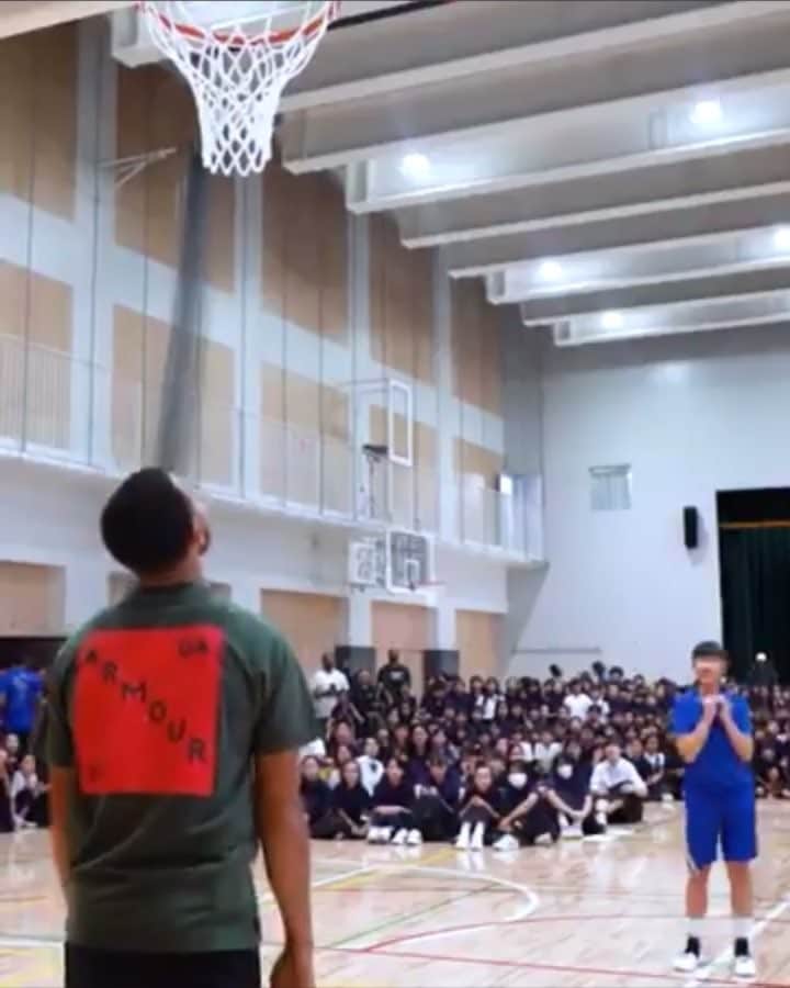 のインスタグラム：「I'm moved!!!今年一番感動した。何百人かの観衆の前でシュートを外し恥ずかしがって戻ろうとした彼女を呼び戻し、「シュートを外す事はなんの問題でもない、大事なのは挑戦し続けることだ」と彼に勇気をもらった彼女の次に放ったシュートは。。まるで映画のワンシーンだった。今大人がしなきゃいけないのまさにこういう事だと思いました。。そしてこの彼女も可愛い。こういうエピソードがきっかけでプロになったりするんだよなー。 ステファンカリーあんた最高だ。 @stephencurry30 @underarmour  #ステファンカリー#stephencurry」