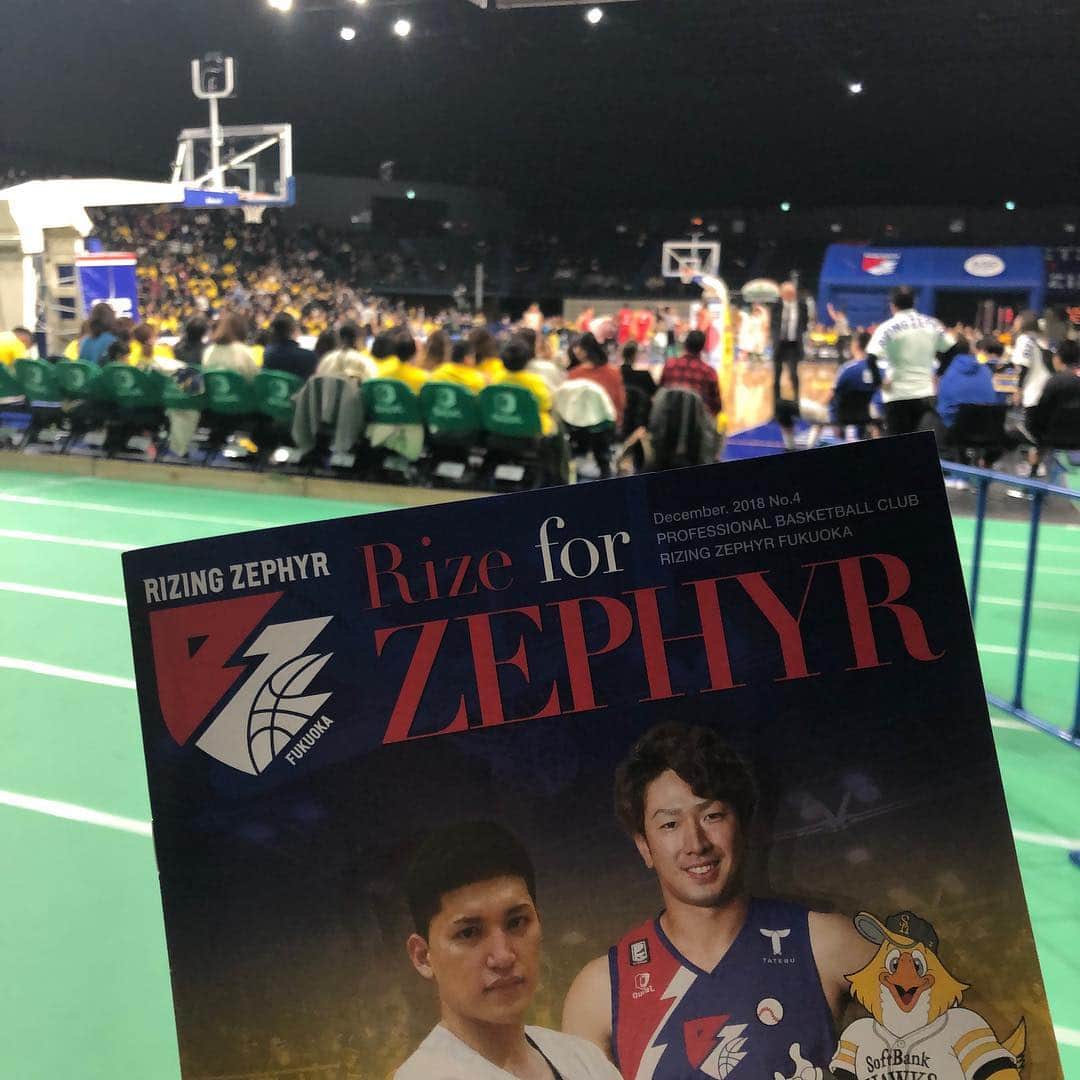 西田哲朗のインスタグラム：「お疲れさまです。 12月12日照葉積水ハウスアリーナでライジングゼファーフクオカとホークスのコラボ企画があり行ってきました。初めてのプロのバスケットの試合！かなり迫力があり最高でした。はじめに挨拶やハーフタイムにはフリースロー対決などやらしてもらい、かなり新鮮な経験をさしてもらい個人的に刺激をもらった一日でした！ホークスファンの方にもたくさん応援にきてもらい、嬉しかったし心強かったです。ありがとうございました。いろいろなスポーツで福岡を盛り上げていきたいですね！ゼファーの試合また観に行きたいと思ったし応援したいと強く思いました！バスケってかっこええなあ！スラムダンクもっかいみよ！笑 昨日も東京での野球教室！子供たちに楽しんでもらえたかな？僕らも楽しましてもらえたし子供の力ってほんと凄いと思うしかわいかったです。ファンの方々もわざわざ見学ありがとうございました。 今日地元に帰ってきて少年時代のチーム浜一タイガースに訪問に！頑張ってほしいですね。 また明日からもトレーニングと関大での練習始まりますが頑張っていきます。 あと12月18日夕方17時すぎからRKBラジオで「西田哲朗の発車オーライ」が始まります。21日までの4日間です。MC.DJとして頑張ります。絶対聞いてください。笑 #uabaseball#アンダーアーマー#西田哲朗#照葉積水ハウスアリーナ#ライジングゼファーフクオカ #ライジングゼファー福岡#バスケットボール#スラムダンク#津山尚大#茨木市#浜一タイガース#RKB#RKBラジオ#スイミー#桃#エビ#バナナ#まだ？#チェスト#関大 #関大一高」