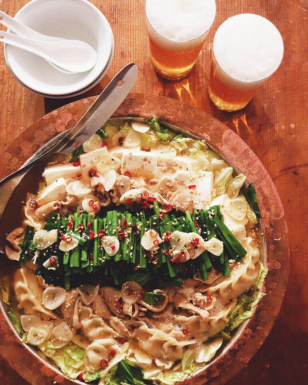 樋口正樹さんのインスタグラム写真 - (樋口正樹Instagram)「motsu nabe . 今夜はモツ鍋。 餃子入りです。 ＆ビール🍻 . . #もつ鍋 #モツ鍋 #餃子入り #鍋パ #樋口さんちの鍋 #おうちごはんLover #わたしこそが鍋奉行 #nabe #motsunabe」12月16日 17時49分 - higuccini