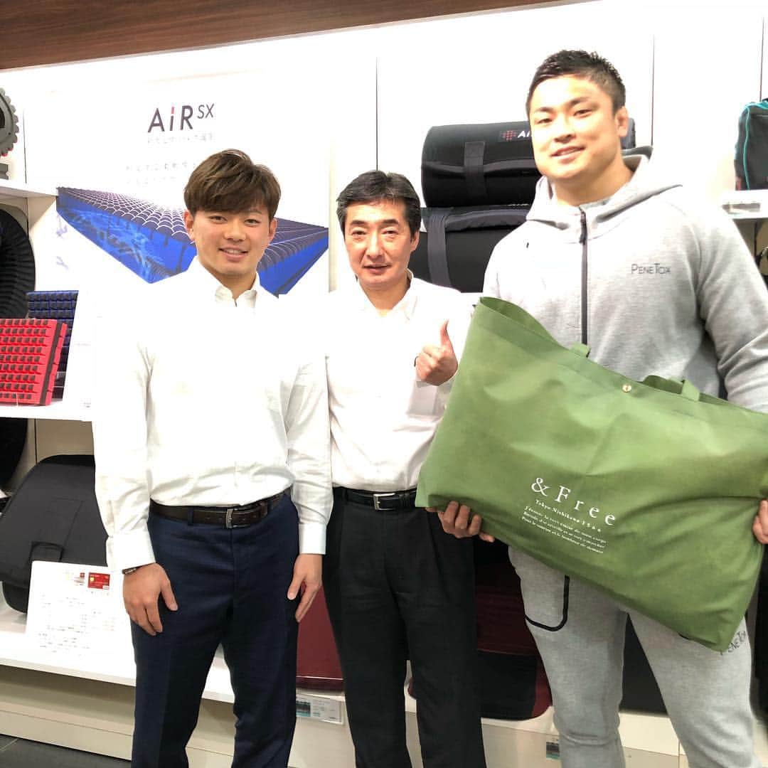 成田翔のインスタグラム：「日本橋の西川マットレス！ オーダー枕の調整へ👍 いつもありがとうございます😊 #西川エアーマットレス」