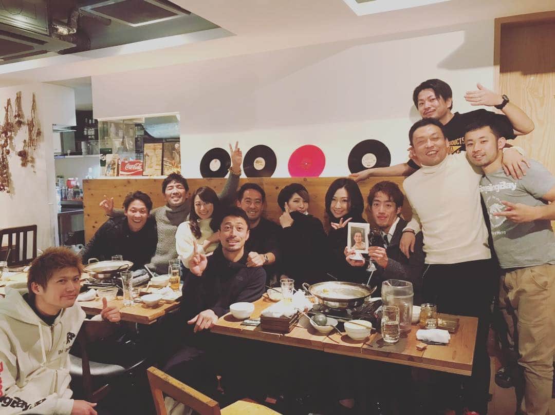 佐山愛のインスタグラム：「❤︎ ・ ✨コンベリングベイ忘年会✨ ・ ・ みんなハッピーピーポー🤗❤️❤️ ・ めっちゃ楽しかった〜♪♪ ・ ・ #KOMBE #コンベ #bungelingbay #バンゲリングベイ #最高 #仲間 #いつもありがとうございます」