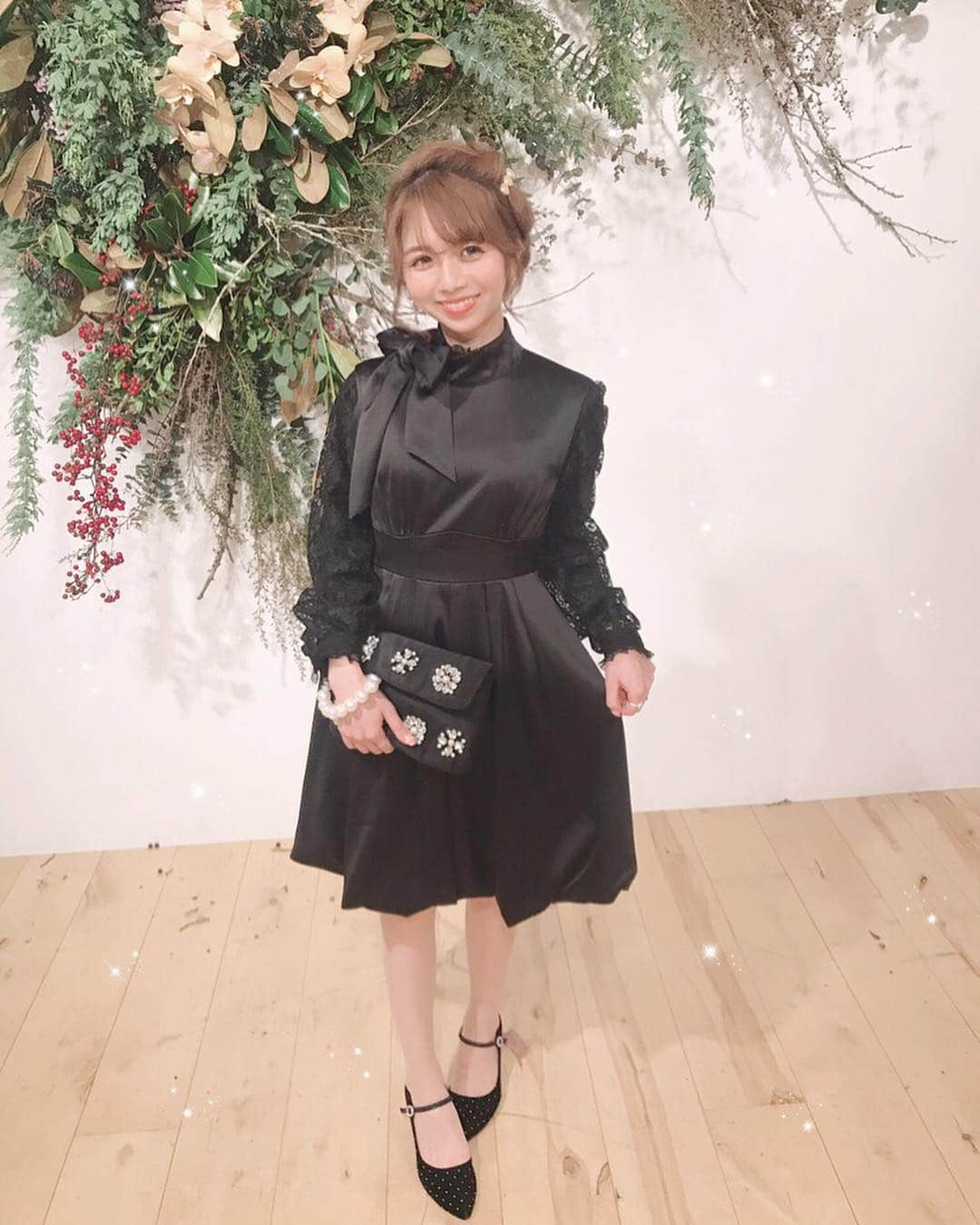 エリンコさんのインスタグラム写真 - (エリンコInstagram)「💐 従兄弟の結婚式に行ってきたよぉ💗 お洋服はブラック系でまとめてみたよ🎀 首元にリボンついたノースリーブワンピは @maisondefleur.petiterobe_press 👗 中に着たブラウスは @pinkhousechelsea だよ💓💓💓 ステキな結婚式で感動したぁ😢💕 * #結婚式#結婚式ワンピース#ワンピース#ドレス#dress#ヘアアレンジ#ヘアスタイル#セルフアレンジ#結婚式ヘアアレンジ#maisondefleurpetiterobe#パーテイー#パーテイードレス#fashion#152cmコーデ」12月16日 18時04分 - erinko0315