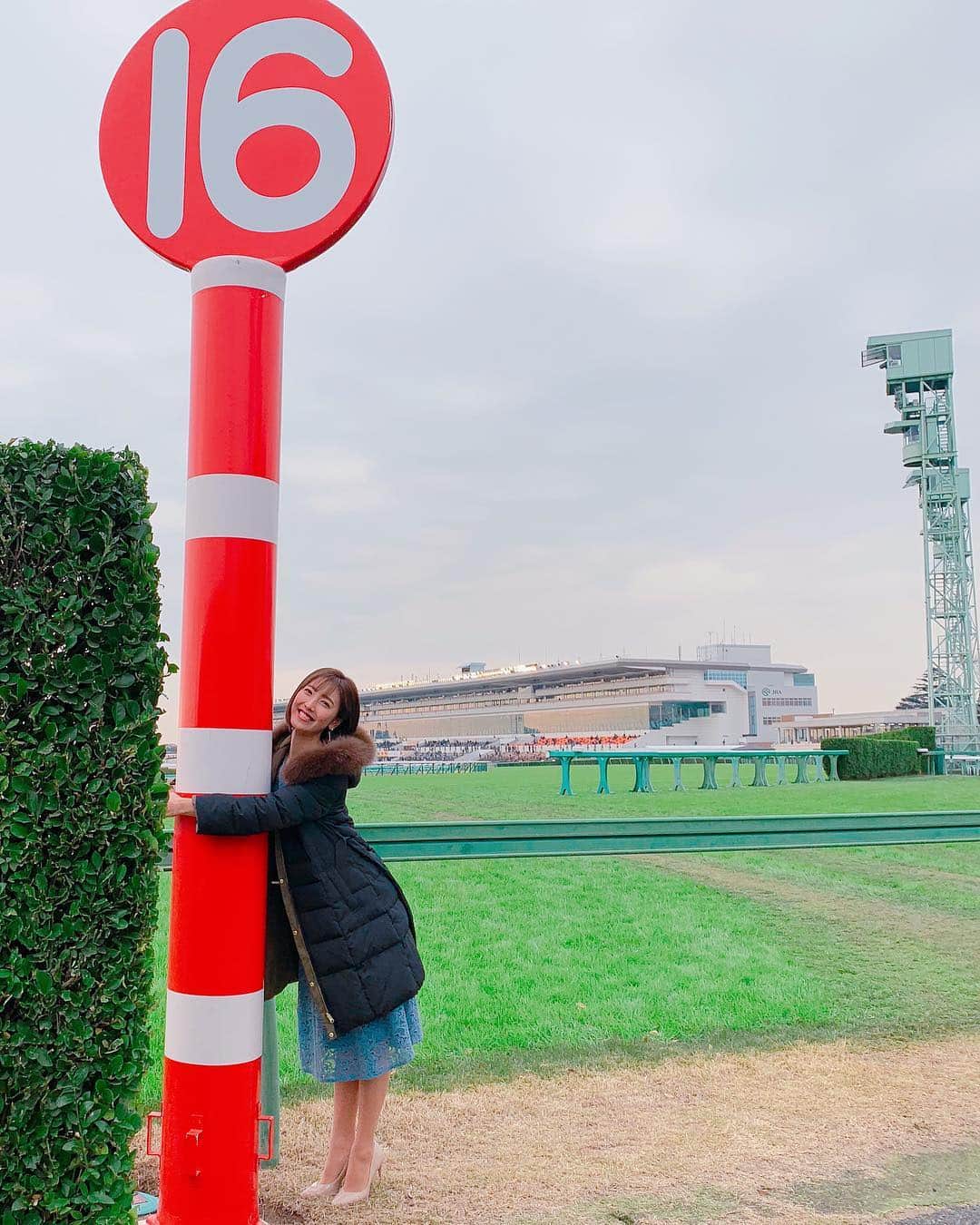 小澤陽子さんのインスタグラム写真 - (小澤陽子Instagram)「at work☻  ハロン棒、こーーーーーんなに大きかった！！！🤩🤩🤩 いつも、遠くから小さく見える〝ハロン棒〟。 今日のオープニングは、マイルのスタート地点からお伝えしたんですが、こんなに大きかったんですね！！ 初めてこんなに近くで見て、びっくりしました‼️ #ハロン棒 #ハロン＝200m なので #200m毎に目印で立っているのです🌟 #朝日杯FS #アドマイヤマーズ #Mデムーロ騎手 #外国人ジョッキー10週連続GⅠ制覇 #山本昌さん快勝🏆 #おめでとうございます🎯  #出走する全ての馬にとって #ルーキーイヤー… ということで #おざよーの本日の人文字KEIBA🏇 #ルーキーを意識⚾️ 来週はいよいよ…‼️」12月16日 18時42分 - yoko.ozawa729