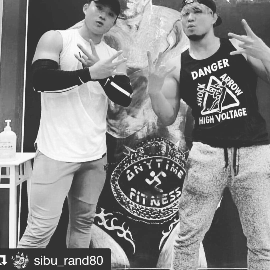 田中翔さんのインスタグラム写真 - (田中翔Instagram)「#Repost @sibu_rand80 ・・・ 新日本プロレス roppongi 3KのSHO選手🔥  JBBFジャパンオープンの前にお話してから久しぶりに会えました！！ とても温和な優しい方で、 新世代プロレスのエース選手でありながらフィジークにも出る凄いお方！💪 1.4東京ドームがんばってください！！🔥 #workout #fitness #lifestyle #training #diet #bodymake #physique #bodybuilding #goldgym #anytimefitness #vqfit #njpw #npcj #jbbf #ifbb  #roppongi3k #prowrestling  #ワークアウト #フィットネス #筋トレ #等々力エニタイム #メンズフィジーク #新日本プロレス  #肩トレ #目指せメロン肩 #バルクモンスター #完全にnext」12月16日 18時46分 - sho_tanaka_sho