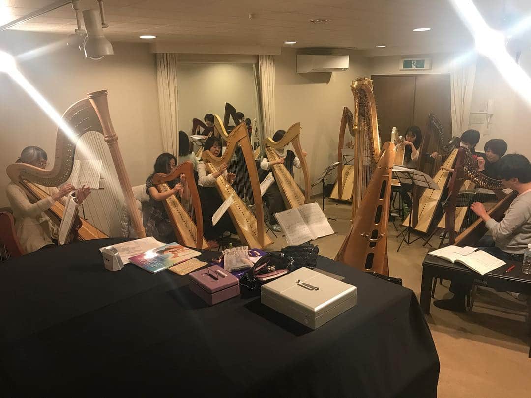 松岡みやびさんのインスタグラム写真 - (松岡みやびInstagram)「#段級審査  at the Miyabi Method harp school seminar.  ミヤビ・メソード段級認定試験。 無事に終わりました！！ みなさん全員が #准二段 #二段 の試験に合格されました 💮㊗️🌸 おめでとうございます 👏🍾🎉 ✴︎ 通常は音楽には段級位制がありませんが… 私は #書道 三段まで学んだ経験を生かして、 西洋音楽に日本伝統芸道の普及システムを取り入れています。 ミヤビメソードの技術の型を覚えるたびに、 10級〜五段…と、どんどんステップアップしていくのを、自己成長の楽しみにしてほしいなと思っています✨ ✴︎ 今回は、10名の参加者。 #北海道 #秋田県 #岐阜県 #鳥取県 #京都 #兵庫県 #山口県 #宮崎県 #東京 #千葉県 よりお越しくださいました。 遠くからありがとうございます💕 ✴︎ 10月から3ヶ月にわたって 松岡みやび著 #はじめてのハープ教本 第４章 をめちゃめちゃ マニアック‼️に 学んで頂きました。 楽譜を分析して 一音ずつ考えながら #身体に優しい  #美しい音色  をつくりだせる 技術の型 を数十種類覚えていきます。 ✴︎ 芸能の仕事で成功するために… こんな格言があります。 ✴︎ むずかしいことをやさしく やさしいことをふかく ふかいことをおもしろく ✴︎ 今回の試験曲では、 この３つのステップを みなさんに課題としてもらいました。 ①難しい音符をやさしく弾けるようにまずは譜読み ②指使いと音が読めたら、つぎに一音ずつ型を考えて深く分析し暗譜する ③最後に作品の世界観をイメージし、自分のオリジナルの感情を加えて今の旬な気持ちを面白く表現する ✴︎ その結果… ②までは全く同じ技術を教えていて全員同じ型で同じ手の動きをしているのに… ③で仕上がった 表現は全く違う 10通りの音色 10通りの解釈 10通りの個性 が花開きました🌸🌼💠 ✴︎ 「技術は教えず解釈を教える先生が多いけれど、みやび先生は逆で、技術を教えて解釈は教えない。正解を決めずにありのままを表現しても認めてくださるのが嬉しい」 と 生徒さん達が言ってくれて うれしかったです💕😆 ✴︎ 同じ課題曲なのに、 怒りのドス黒い感情を表現した人 爽やかな朝の景色を表現した人 恋人との過去や未来を想って弾いた人 … 全然違う音色が生まれるのですね。 音楽は正解がないからこそ、おもしろい‼️ ✴︎ 4時間セミナーのあとは 4時間交流会…笑 飲みながら食べながら 心理学の話で 盛り上がりました🍽 ハープを愛する 仲間との濃い時間。 楽しかったぁ〜♫ ✴︎ 今日はホテルに泊まって、あしたもマンツーマンレッスンのミヤビコースを受講される生徒さんも何人かいらっしゃいます。 みんなのハープ愛💜に乾杯🥂✨✨ #松岡みやび #ミヤビメソード #ハープ #楽器 #音楽 #心理学 #心理カウンセラー #miyabimatsuoka #harp #harpist」12月17日 0時44分 - miyabi_matsuoka