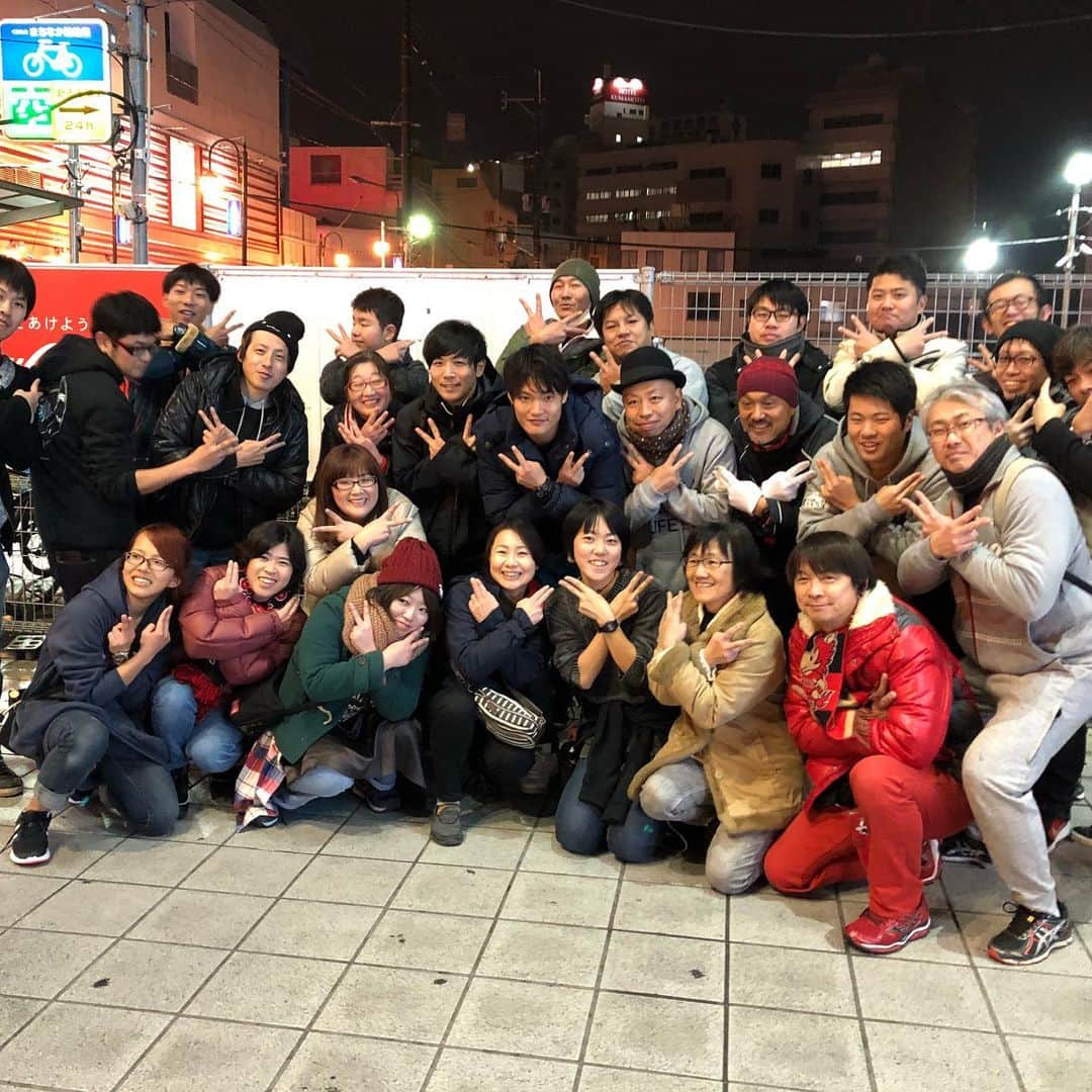 田中達也のインスタグラム：「ボランティアスタッフの方々と写真撮ってもらいました！ 今年も1年間サポートしていただきありがとうございました🙇  #大望忘年祭」