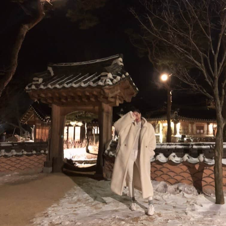 Son Ju Heeさんのインスタグラム写真 - (Son Ju HeeInstagram)「한옥은 사랑♥️ 서울은 눈이 다 녹앗는데 여긴 아직 눈이 남아 잇어서 넘나 좋당 안 갈려다 왓는데 오길 천번 잘햇당 - #바람쐬는게세상에서제일좋은쭈 #계절마다다른바람냄새 #그래서우리나라의사계절은참매력적이다 #추워두이겨울을맘껏즐기구느껴야징」12月16日 20時09分 - juhee__ss