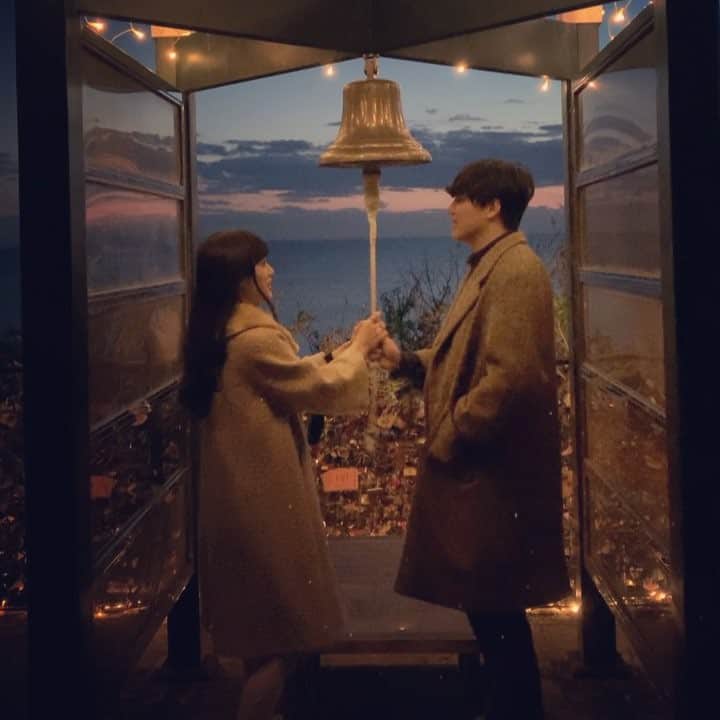 酒元麻衣（まいへー）のインスタグラム：「💍昨日12月15日で8年記念日でした❤︎鎌倉デートから帰ってきた夜に、ぽんがプロポーズしてくれました。何故か二人とも号泣しながら、、😂笑  高校二年生の時に付き合い始めて、今25歳。大人になってついにこの時が来たんだなぁ、と嬉しくて涙が自然と溢れました😭素敵な指輪と、一生懸命心のこもった言葉でプロポーズしてくれたぽん、本当に感謝の気持ちでいっぱいです❤︎ありがとう😭(プロポーズしてもらったけど入籍はまだなので今後のことは2人で話してから決めます。。❤︎また報告させて頂きます❤︎まずは両親にお許しを得なくては😏)#記念日#鎌倉」