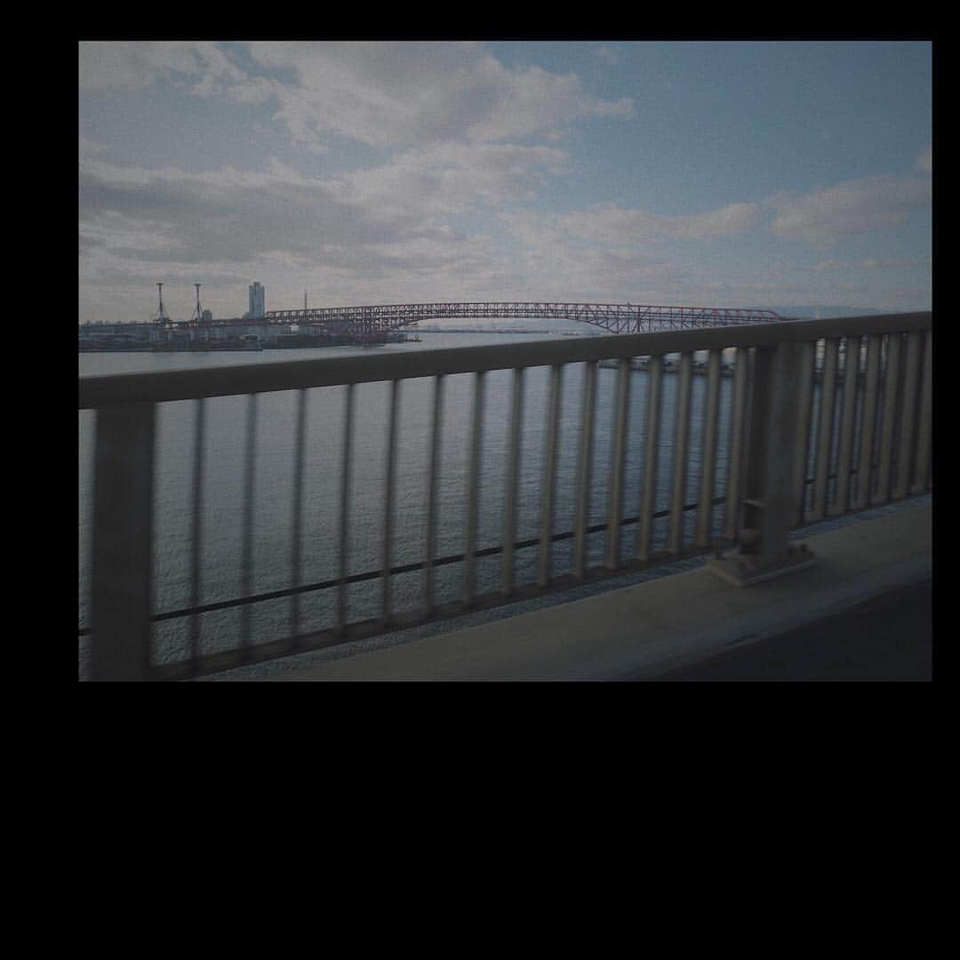 のインスタグラム：「#景色  東京に1人で来だして 1年くらいだけど 流石にもう慣れたと思いきや すごい不安な事だらけ  ここ1年でたくさんの人たちに出会ったけど、怖い人もいればすごい優しい人もいれば  怖くしてくれたから 学べたことはたくさんあって 優しくしてくれたから 学べることが沢山あった  自分の世界ってこんな急に変わるものなんだね、ってふと思った〜  んふふ」