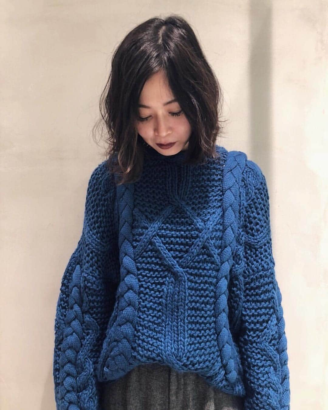 Ameri VINTAGE LUMINE SHINJUKUさんのインスタグラム写真 - (Ameri VINTAGE LUMINE SHINJUKUInstagram)「. 12/16 ( Sun.) PICK UP ITEM✨ . OVER SIZE TWIST KNIT IVO / BLU / RED ￥18,500 (+tax) .  ざっくりした編地が特徴の手編みニット。 絶妙なオーバーサイズです💕 . #amerivintage #ameri #fashion #knit  #ニット #トップス #lumine新宿 .」12月16日 20時36分 - ameri_shinjuku