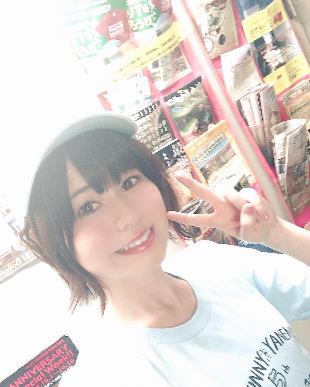 大空直美のインスタグラム：「めちゃすきのグッズTシャツと帽子だよ！そらいろ☺️ アンコールありがとう。 5周年イベントありがとう(*´꒳`*) #mecha55 #ファニフェス」