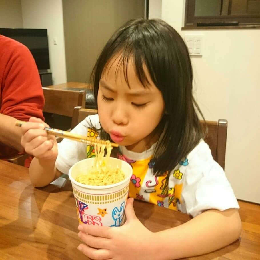 みきママさんのインスタグラム写真 - (みきママInstagram)「#カップヌードルミュージアム  で#世界  に１つだけの#カップヌードル を作りました～❗ 杏ちゃん#完食 しました。 詳しくは#ブログ 「#藤原家の毎日家ごはん 」を見てくださ～い❤」12月16日 21時08分 - mikimama_official