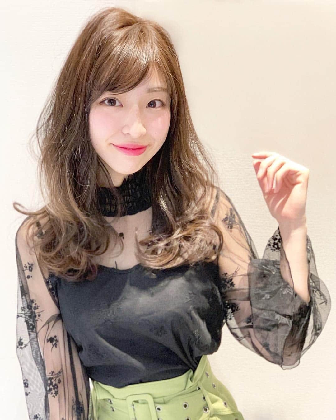 黒田詩織のインスタグラム：「・ ヘアメンテ行ってきたよ〜〜❤︎ 黄色味をリセットするために アッシュ系のカラーをしてもらいました🍒  ほとんどお任せなんだけど 毎回お気に入りカラーにしてくださる @nyny_watanabe さん💇🏻‍♀️✨ ヘッドスパもして髪の毛がサラサラになりました🙈  #nyny#nyny南草津#美容室#ヘアカラー#ヘアケア#ヘアセット#サロンモデル#サロモ#撮影依頼募集中#関西サロンモデル#haircolor#ashhair」