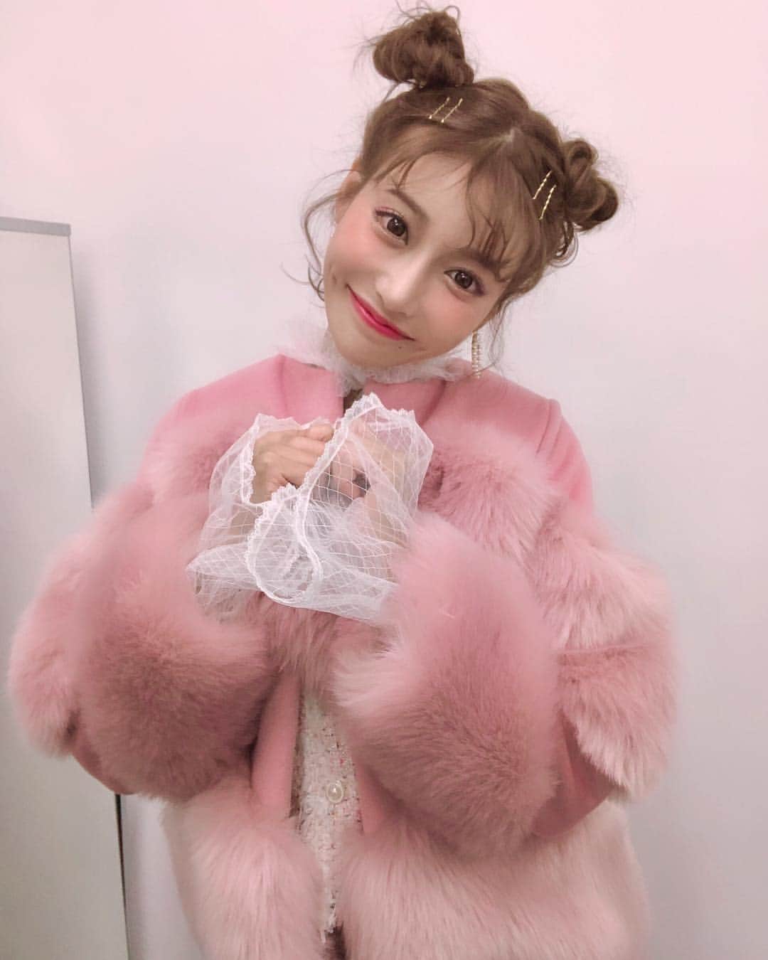 明日花キララのインスタグラム：「冬はやっぱりモコモコぷーどる着たくなっちゃう🐩💞 これは昔から好きなタイのブランド！👚 タイの服ってほんと可愛い！！ ぷーどるキラヘアーもたくさんみんな真似っこしたよ報告ありがとうございます🐩❤︎🐩 みんなでオソロぷーどるしましょ🌷🍒🌷🍒🌷 #きらぷーどる」