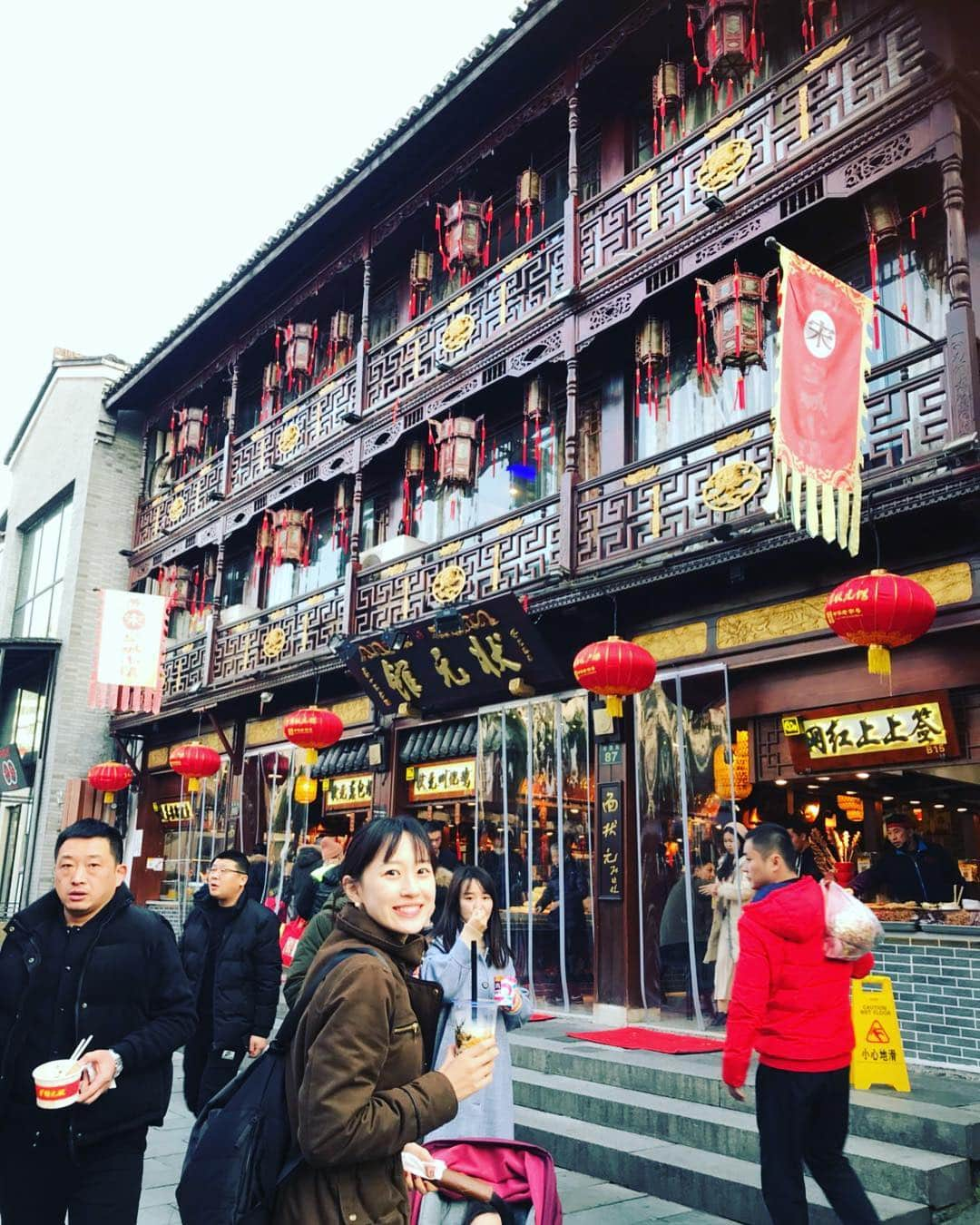 馬淵優佳さんのインスタグラム写真 - (馬淵優佳Instagram)「杭州観光🇨🇳 ザ・中国を感じてきました。 帰りタクシーが全然捕まらなくて1時間もさまよった🤮 停めようとしても無視、停まって扉開けようとしたら私たちのこと見てサーっと走っていっちゃうし… 客選びすぎでしょ‼️😡 もう断られすぎてメンタルやられまくって結局地下鉄で帰りました… もっと観光客が利用しやすいシステムにすればいいのに🤔 #西湖#河坊街#杭州」12月16日 22時10分 - mabu0205