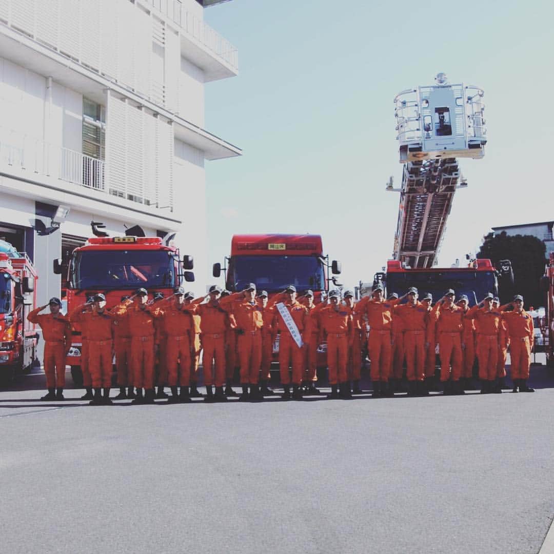 のインスタグラム：「12月14日  夢を叶えてくれました。  岡山消防との絆が素晴らしい経験をさせていただきました。  本当にありがとう。  特にヘリコプターでの平島町を見だ時はまだまだ災害の後が上空からはっきりみえましたね。  それと、イオンモール岡山で車をカッターで切る作業を少し体験させてもらいましたが、カッターの重さも25キロ、重かった。  助ける方も命がけだなと。  命をかけて戦う気持ちは一緒です。 お互いに刺激しながらこれからもよろしく！！ 本当に署長、隊長をはじめとする隊員の皆さん！ありがとう😊  この絆は死ぬまで、敬礼‼️」