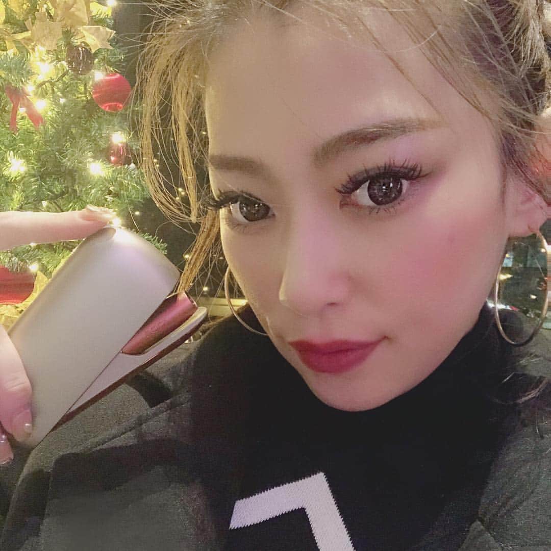 長谷川唯のインスタグラム：「#IQOSThisChangesEverything #IQOSアンバサダー #IQOSJapan ・ ・  @iqos_jp と私から皆様にmerry xmas🎄✨✨ このIQOSおすすめのクリスマスカラーどうですか？🥰 ・ ・ ゴールド×レッドの組み合わせがクリスマスらしくてお気に入り🧡 ・ ・ 私が紹介している以外にもクリスマスらしい組み合わせができるので、 #IQOSアンバサダー にアップされている投稿からお気に入りのIQOSを探してみてください😘 ・ ・  Xmasに合わせてIQOSをあなたらしく、そして素敵なXmasを🎄❤️❤️ ・ ・  成人喫煙者のみなさん、販売場所や詳細については、IQOSのウェブサイトでチェックしてくださいね🙏🏻 ・ ・ ※成人向けの本製品には、リスクがないわけではありません。」