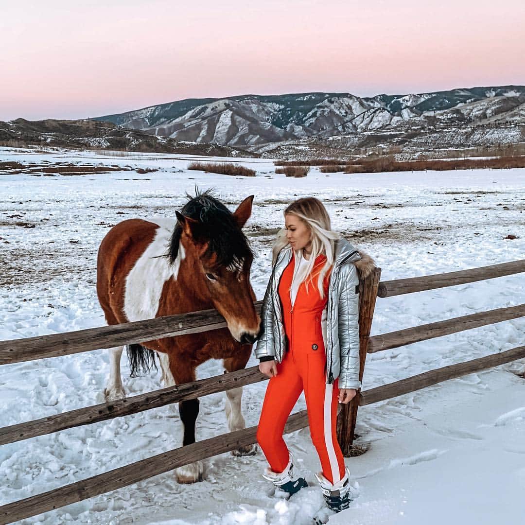 ポーリーナ・グレツキーのインスタグラム：「Hey I heard you were a wild one 🐎」