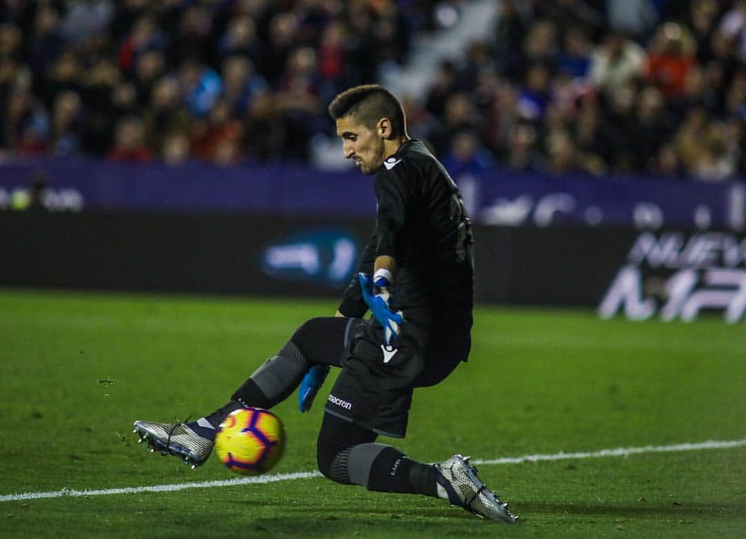 オイエル・オラサバル・パレデスのインスタグラム：「Tuvimos nuestras ocasiones en una gran primera parte pero el mejor jugador del mundo no perdona. Seguimos en nuestro camino, a pensar en el próximo partido. #levantebarcelona #laliga #uhlsport #pumafootball」
