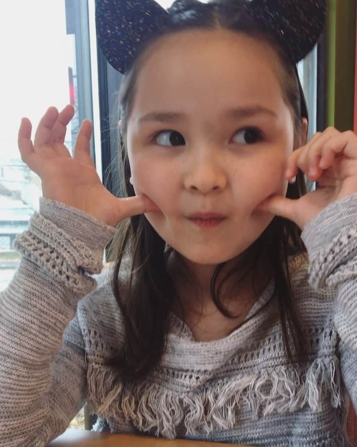 バイリンガル3兄妹のインスタグラム：「「ちょっとスマイルするね♡」 ってわざわざ後ろ向いて準備してるから ・ 何かと思ったら ・ “ dimple”(えくぼ) を作ろうとしてたみたい😂 ・ エマちゃん、残念ながらdimpleはなかなか作ろうと思っても出来ないと思うぞ😂 ・ そういえば今朝、空雅と華と私にはえくぼがあるけど ・ エマとダディにはないって話をしていて、ちょっと悲しがってたから無理やり作ろうとしたのかも。けなげ😂 ・ ・ #えくぼ #えくぼちゃん #姉妹 #えまち #7歳 #はなち #4歳 #笑顔 #バイリンガル3兄妹」