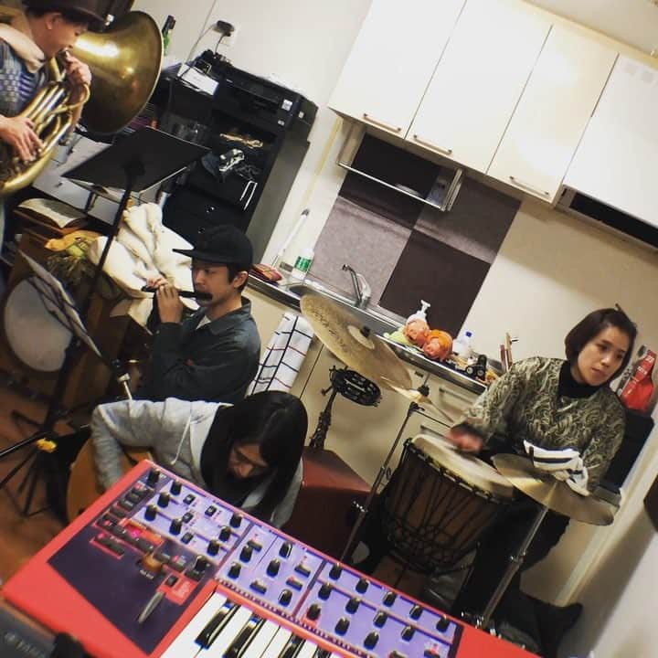岡田真帆のインスタグラム：「18日のリハしてきました！ 自分の曲をバリバリ間違えるという結末。 こんな感じで、明後日の18日、19:30からエイトバーガー下北沢にて投げ銭ライブやってるのでお気軽にお越しください💕」