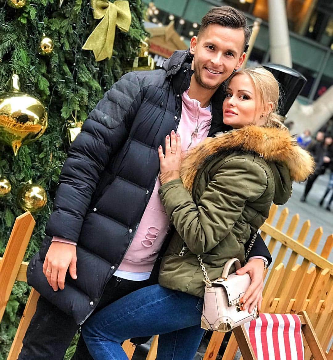 パヴェル・オルコウスキのインスタグラム：「Sunday with my wife ❤️ . #sunday #po16 #olkowski #love #together #outfit #outfitoftheday #family #familyphotography #christmastree #christmas #manchester #familylife」