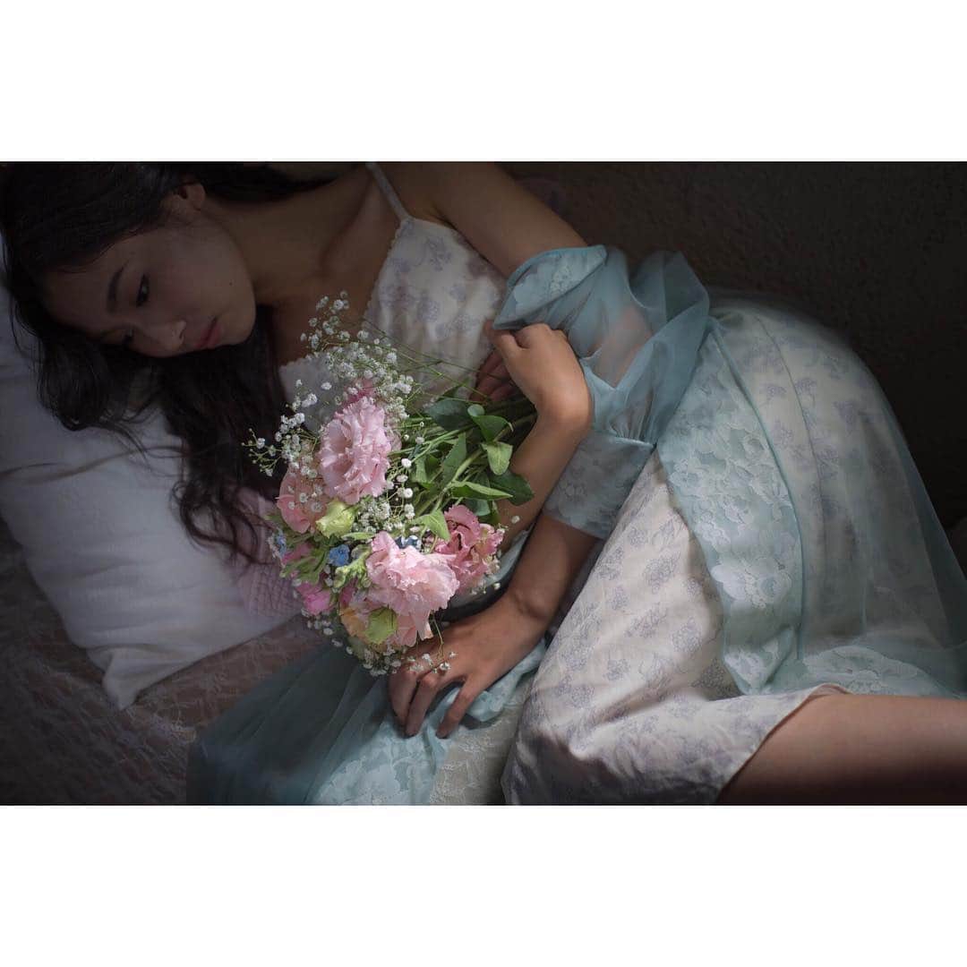真田つばさのインスタグラム：「そして花になった﻿ ﻿﻿ ﻿﻿ ﻿﻿ ﻿﻿ #portrait #igportraits #model﻿﻿ #followme #follow #Tokyo #Japan﻿﻿ #photo #photography #ig_japan﻿ #photooftheday #flowers #bed﻿ #写真好きな人と繋がりたい ﻿#花束 #花﻿ #写真撮ってる人と繋がりたい #被写体﻿﻿ #ポートレート #ポートレートモデル﻿﻿ #ポートレート部 #東京カメラ部 #真田つばさ」