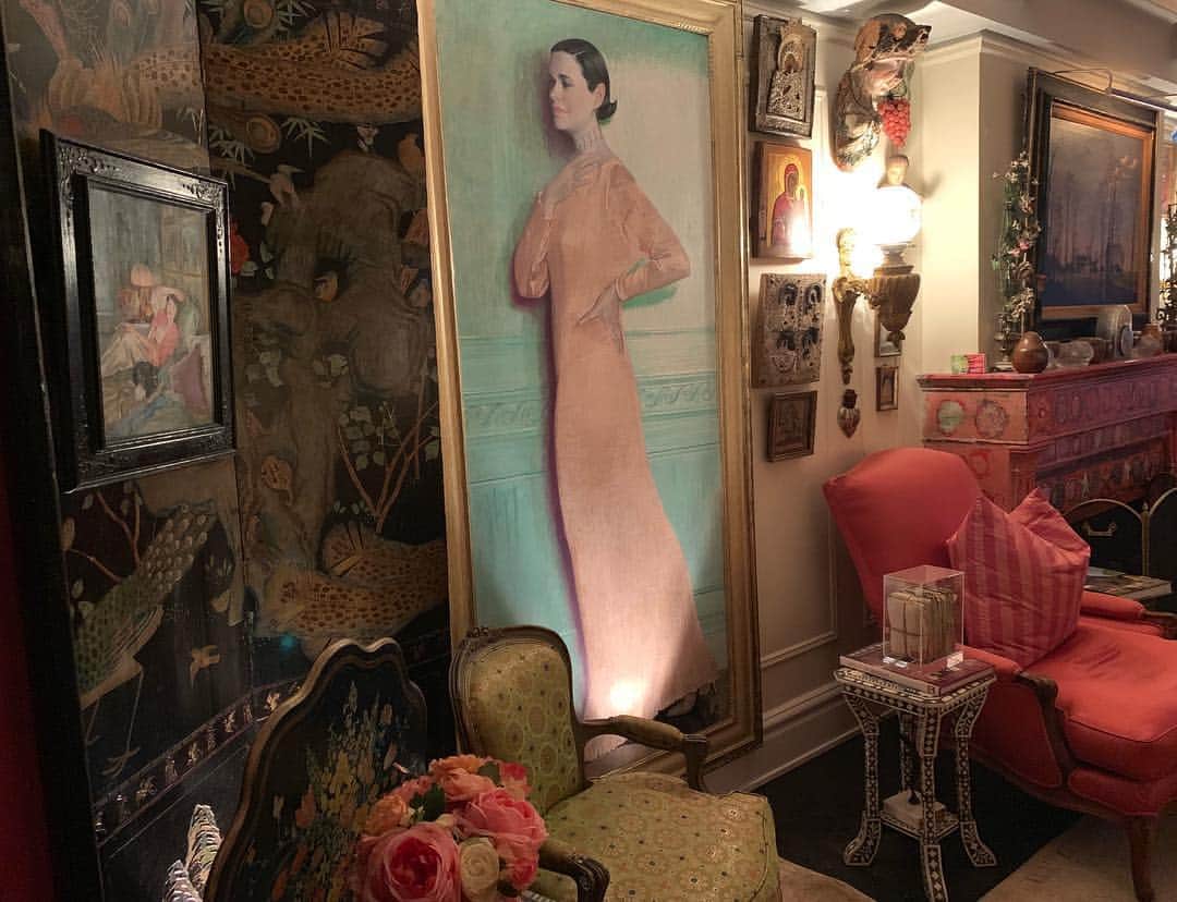 グロリア・ヴァンダービルトのインスタグラム：「Two paintings by #AaronShikler in my living room... never be afraid of clutter if it is all part of your history.」