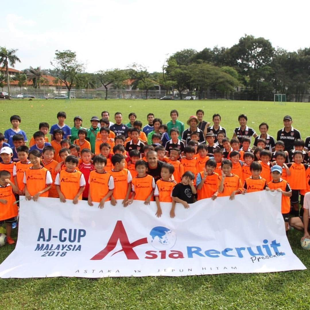 奥井諒のインスタグラム：「第21回 AJ-CUP in Malaysia presented by Asia Recruit に参加させて頂き、2日間に渡りサッカークリニックをさせて頂きました。 日本国内ですらサッカークリニックを開催した事が無かったので、マレーシアで初めてサッカークリニックをする事は手探り状態でしたが、沢山の支えのお陰で無事開催する事が出来ました。 クリニックの企画から参加させてもらったのでとても勉強になりました。 何より子供たちの笑顔が沢山見れて、そして「楽しかった」と言って僕自身とても嬉しかったです！ サッカーは素晴らしい。 子どもの笑顔は素晴らしい。 改めてそう感じさせてもらった、2日間でした！ #AJcup #Malaysia #singapore  #asiarecruit #mizuno」