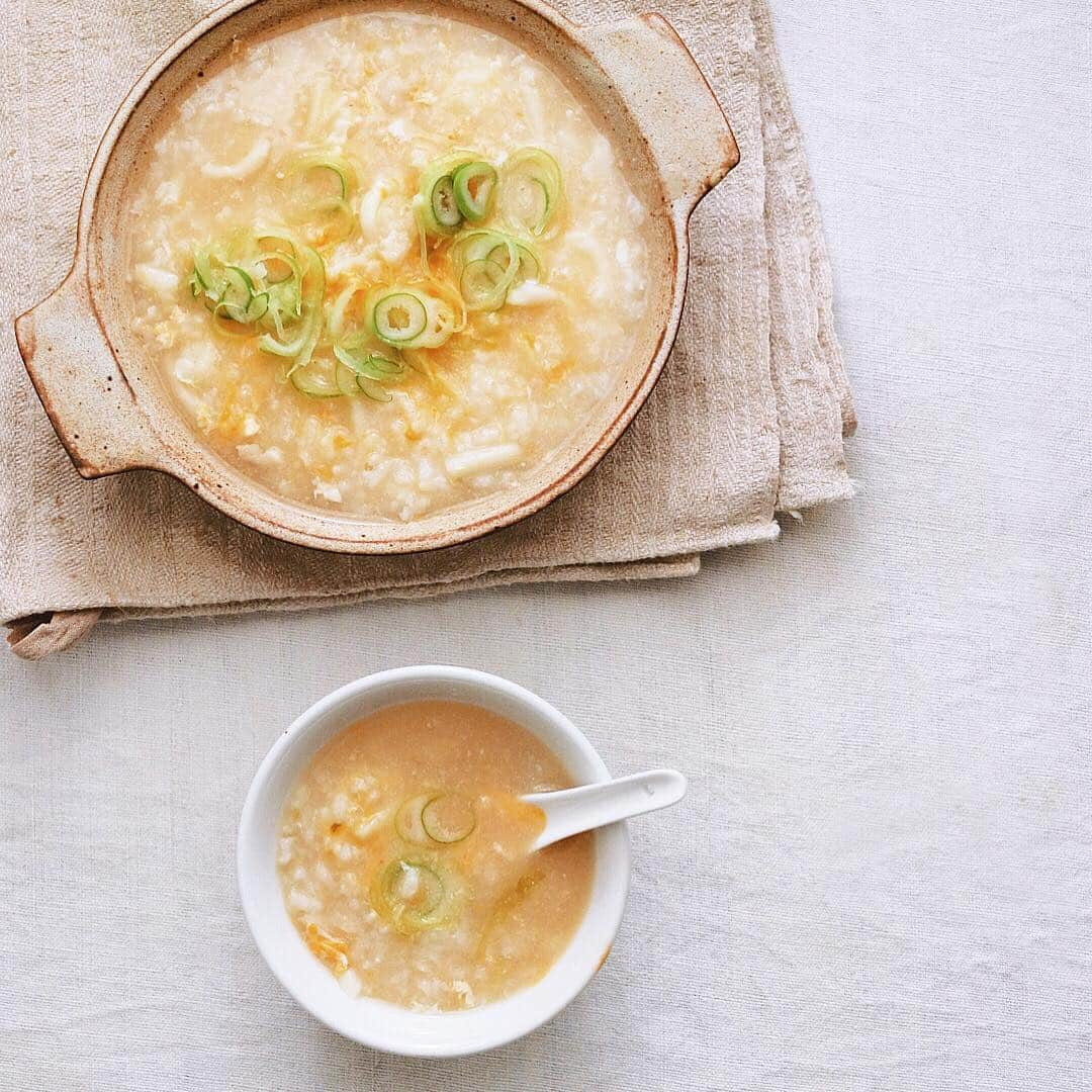 樋口正樹さんのインスタグラム写真 - (樋口正樹Instagram)「Zousui . 今朝は温まる雑炊。 昨晩の鍋はうどんで〆、 残ったスープにごはんと、 卵を加えて雑炊に。 鍋をした翌朝の楽しみ。 . . #雑炊 #ぞうすい #zousui #zosui #riceporridge」12月17日 7時35分 - higuccini