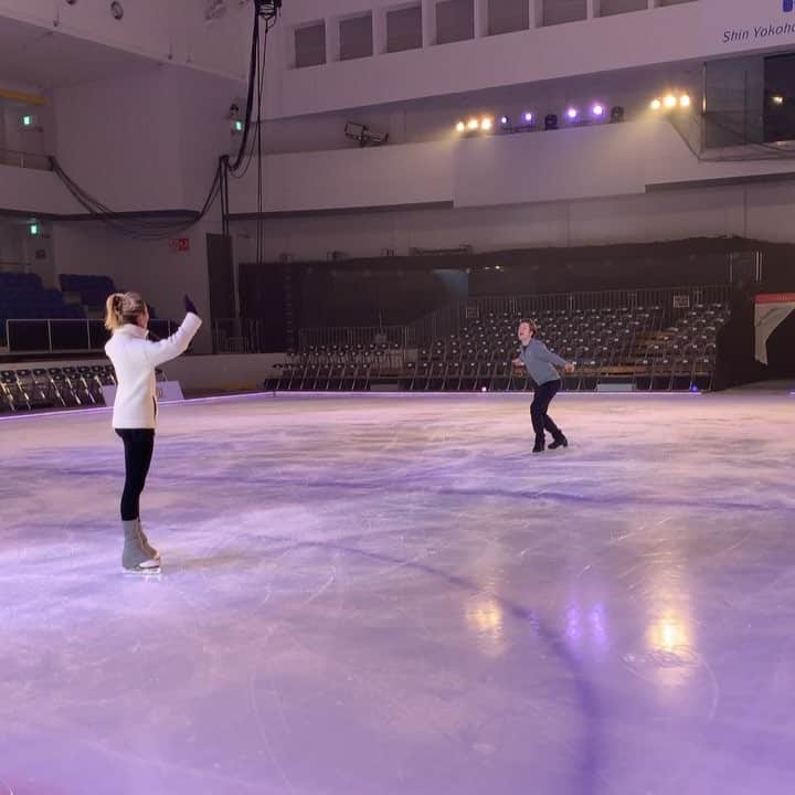 のインスタグラム：「First ever performance together! Necessary video accompaniment to @tanith_white ‘s post! Thanks to Christmas on Ice and Japan for welcoming our performance!」