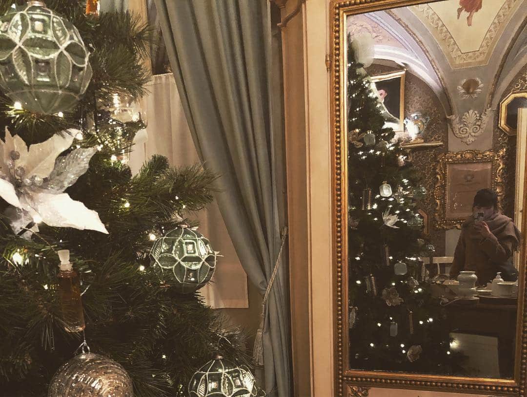 井端珠里さんのインスタグラム写真 - (井端珠里Instagram)「街中がクリスマス🎄次は初夏、そしてまたクリスマス時期にきたいなぁ。今回は色んなところでクリスマスのオーナメントを買っていこうと思ってる🎅 #firenze🇮🇹 #florence #christmas #sanamarianovella #santamarianovellahotel」12月17日 17時24分 - jullie8799
