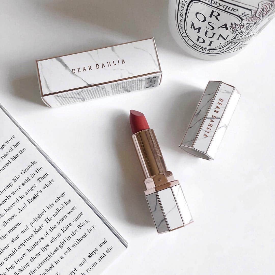 LDL Beautyのインスタグラム：「ldl_beautyldl_beauty. This beauty is @yuka_story  Thank you so much 👄 . . M.A.Cのクリスマスコフレ プレゼントキャンペーン実施中♡ ①フォロー＆いいねキャンペーン ②リポストキャンペーン 12/22（土）まで!! ーーーーーーーーーーーーーーーー 大理石好きにはたまらない💄❤️ たまたま見つけて即買い！ ㅤㅤㅤ 大理石のものがどんどん増えていく😂笑 ーーーーーーーーーーーーーーーーㅤ #DEARDAHLIA」