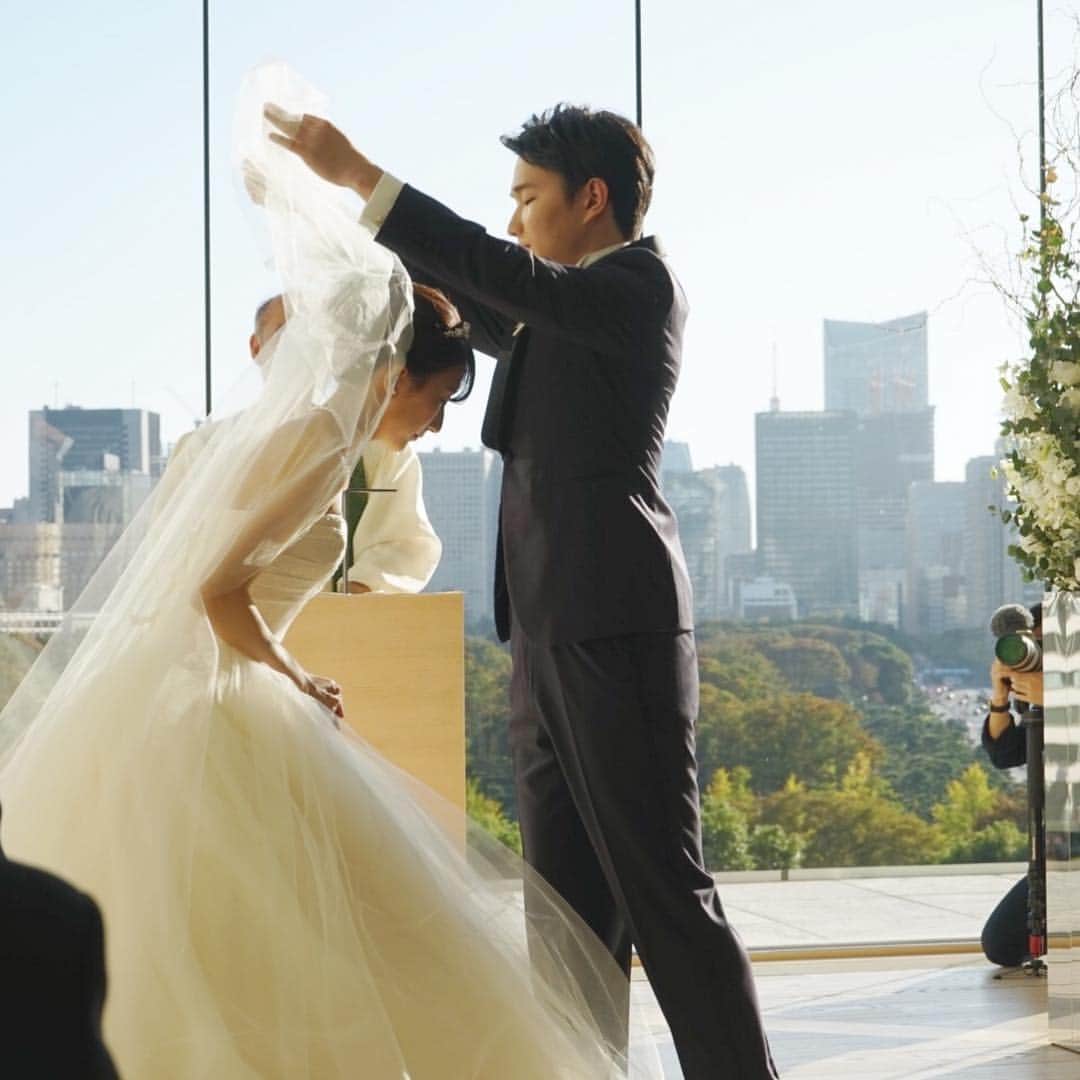 宮坂亜里沙さんのインスタグラム写真 - (宮坂亜里沙Instagram)「2018.10.27 SAT なっちゃん りょうたくん結婚式👰🤵 @723i_ @yoppy053  すごい今さらだけどちゃんと落ち着いてから振り返りたかったから長文許してください👏 半年以上前から本当に楽しみにしてた結婚式❤︎ 23年間ただの友達じゃなくてほんとに長い時間を共に過ごしてきたなっちゃんの結婚式。 こんなに家族ぐるみで仲の良い近い人の結婚式は初めてだったし付き合った頃からの2人の話をよく聞いてたから、想うことが多くて、言葉にするの難しい気持ちばかり笑 挙式でドアが開いた時、ひろし(おなつ父)となっちゃんがいてブワッてなったのになっちゃんの真っ直ぐ前を見る表情が今まで見たことない顔で、溢れかけた涙がひっこんだ笑 思い返してみたらいつも控え目ななっちゃんがこんなにいろんな人から注目を浴びるのは一緒にいるなかで始めて見たかもしれなくて、私も緊張したなー。 始まる前にりょうたくんに3秒でお願いしますって長めをお願いしたせいか2人のキスシーンもばっちりとれたよ笑 みんなで集合写真撮った時なっちゃんと話して目の焦点合ってなさすぎてこの時最初の明らかな異変を感じた...笑  披露宴は、なっちゃんとりょうたくんのお世辞にも上手いとは言えない、ダンスのウェルカムムービーからはじまりました笑 座席は私にとっては完全に同窓会で笑、小学校中学校大学の友達に囲まれてなっちゃんの話をあれやこれやして楽しかった〜〜小学生のとき3人で毎日登校してたこと、中学生のときA2TNでひたすら話しまくってたこと、大学のサークルや授業、いろんな話をして一緒にいすぎたからなっちゃんが遠くに行く気がして寂しくなってしまった〜〜 近くにいすぎてこんな照れ臭いこと言ったことなかったけどその時思ったから友人インタビューでも同じこと話したよ。 あとカラードレスクイズ、ここ数年ビビットなピンクのアイテムが多めだな、はまってるんだなって思ってからわたしには簡単すぎたな🤣  二次会では幹事と司会を任せてもらってりょうたくん友人のしんくんといろいろ練ったものを2人にプレゼントしました。水曜日のダウンタウンのパロディは2人でギリギリまでどうしよう間に合わんって青ざめながら作ったからみんなが楽しんでくれて良かった🤣笑 これはまた今度のせる機会があれば一部だけ笑」12月17日 17時53分 - arsmysk