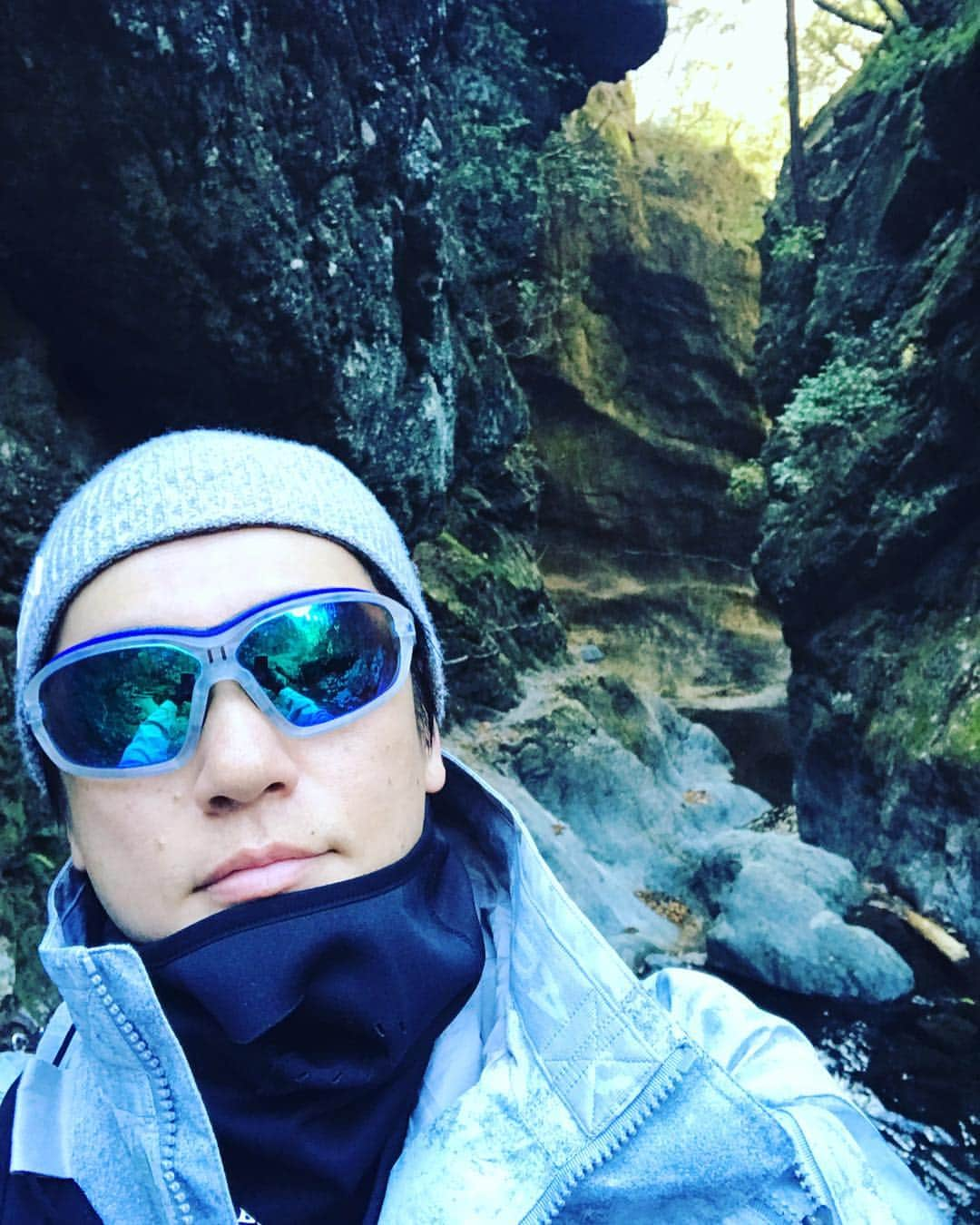 井浦新さんのインスタグラム写真 - (井浦新Instagram)「山 岩 浄らかな水 峡谷でひたすら遊んで 充電完了⚡️💪🏻 #adidas #adidasterrex #kamael #elnest #えるねすと」12月17日 18時03分 - el_arata_nest