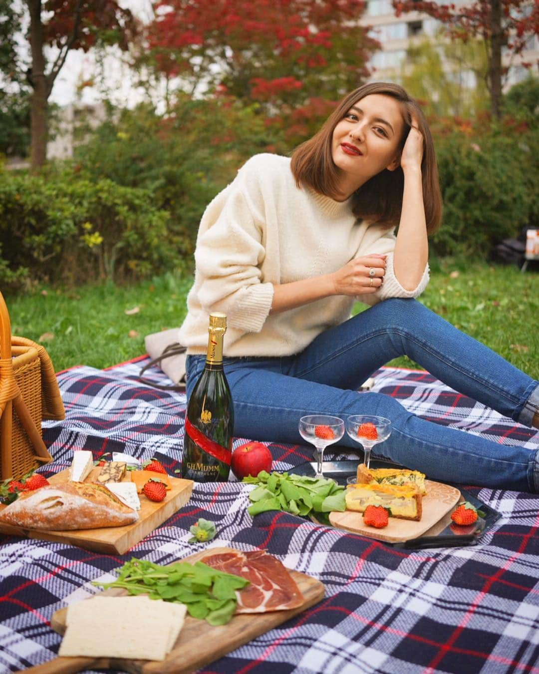 エリーローズさんのインスタグラム写真 - (エリーローズInstagram)「Autumn picnic in the park🍁🍂 秋の紅葉とマムで楽しむ大人のピクニック🍓  Photo by @_jt  #ghmumm #champagne #autumn」12月17日 18時22分 - ellirose