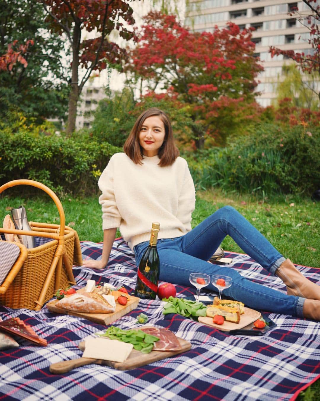 エリーローズさんのインスタグラム写真 - (エリーローズInstagram)「Autumn picnic in the park🍁🍂 秋の紅葉とマムで楽しむ大人のピクニック🍓  Photo by @_jt  #ghmumm #champagne #autumn」12月17日 18時22分 - ellirose