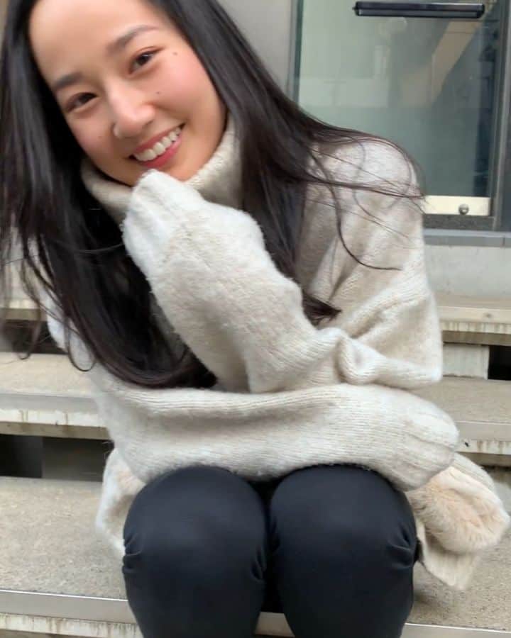 高嶋香帆のインスタグラム：「@kurihara_motonori_air  LOVEST青山の栗原さんにトリートメントとカットをして頂きました👏✨ . いつも綺麗にして頂きありがとうございます😆 . 出来上がり後にお店の前で恒例の動画撮影は、 ご機嫌です高嶋さん😎👏 . テーマは「デートなうに使っていいよ」 これ流行ったよね😂✨ . 皆さま本日も素敵な一日を！ . #デートなうに使っていいよ #lovest #黒髪ロング #ビジョビ #動画 #japanesegirl #asiangirls #followme」