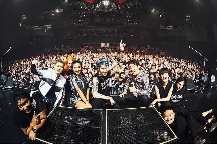 MIYAVI（石原貴雅）さんのインスタグラム写真 - (MIYAVI（石原貴雅）Instagram)「🙏MIYAVI SAMURAI SESSIONS vol.3 Release Tour “Before Worlds Collide” 12.16 東京公演 にご来場の皆様ありがとうございました！！🙏 ． GUEST: @exxxile_shokichi @chenelleworld @shishido_kavka @agatsuma_shamisen ． Next Up 12.18 at 大阪 なんばHatch!! ． Guest: ちゃんみな @minachanxx  Photo By: @yusukeeokada 【リリース情報】 『SAMURAI SESSIONS vol.3 – Worlds Collide -』　発売日：2018年12月5日（水） 対戦型コラボレーション・アルバム「SAMURAI SESSIONS」の第三弾！！ ． https://umj.lnk.to/miyavi_ss3um ． 【ライブ情報】 SAMURAI SESSIONS vol.3 Release Tour “Before Worlds Collide” ． 12/16（日）新木場Coast GUEST: EXILE SHOKICHI / 上妻宏光 ． 12/18 (火)大阪なんばHatch GUEST: ちゃんみな ． 12/19 (水)名古屋ダイアモンドホール GUEST: SKY-HI ． ■チケット情報 申し込みはこちらから↓↓ http://myv382tokyo.com . 【書籍情報】 『何者かになるのは決してむずかしいことじゃない』 2018年11月16日（金）発売　四六判・定価：本体1500円+税・256ページ . 【ファンクラブ会員募集】 12月20日12:00PMまでにオフィシャルファンクラブ【MYV CREW】にご入会いただいた方には、MIYAVIのサイン入りのクリスマスカードをお届け！！会員限定のTシャツや、メールマガジン、ツイッター、会報（またはDVD）など特典盛りだくさん！この機会に是非！⚡️. 詳細は↓ http://myv382tokyo.com/myvcrew/about.html . ． #MIYAVI #SAMURAISESSIONSvol3 #BeforeWorldsCollide #東京 #Tokyo #StudioCoast #スタジオコースト #大阪 #Osaka #なんばHatch  #EXILE #exileshokichi #chenelle #シェネル #シシドカフカ #SHISHIDOKAVKA #AgatsumaHiromitsu #上妻宏光 #worldscollide #SS3」12月17日 11時32分 - miyavi_staff