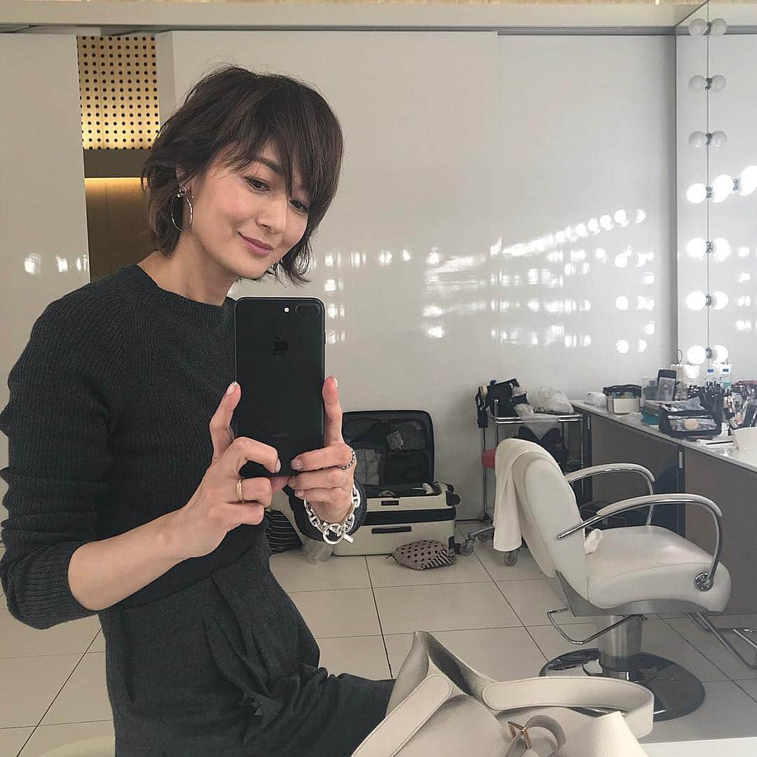 富岡佳子さんのインスタグラム写真 - (富岡佳子Instagram)「お疲れ様でした…たまにはSelfieしてみたよ🤣 アイテムのタグ付けは2枚目にしたよ。」12月17日 11時54分 - yoshikotomioka