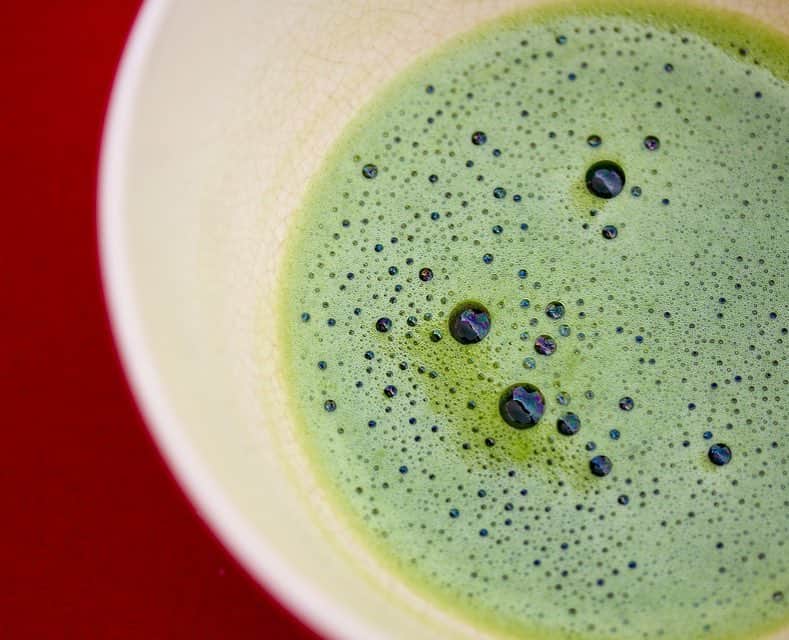めっちゃ贅沢フルーツ青汁のインスタグラム：「お湯で割った青汁を茶碗に入れてお抹茶風に。 和の雰囲気も楽しめます！ ↓ ↓ トップのプロフィールからURLをクリック！ サイトもぜひチェックしてみてね！ @zeitaku_aojiru ・ ・ ・ ＃めっちゃぜいたくフルーツ青汁 #めっちゃ贅沢フルーツ青汁 #clavis #クラヴィス #青汁 #女子力 #女子力アップ #インスタ映え #デブ活 #大人キレイ #痩せたい #シックスパック女子 #くびれ #継続は力なり #痩せてやる #減量 #ダイエッターさんと繋がりたい #家トレ #インスタダイエット #健康的に痩せたい #美容 #美肌 #青汁ダイエット #お湯割り #抹茶風アレンジ #和風」