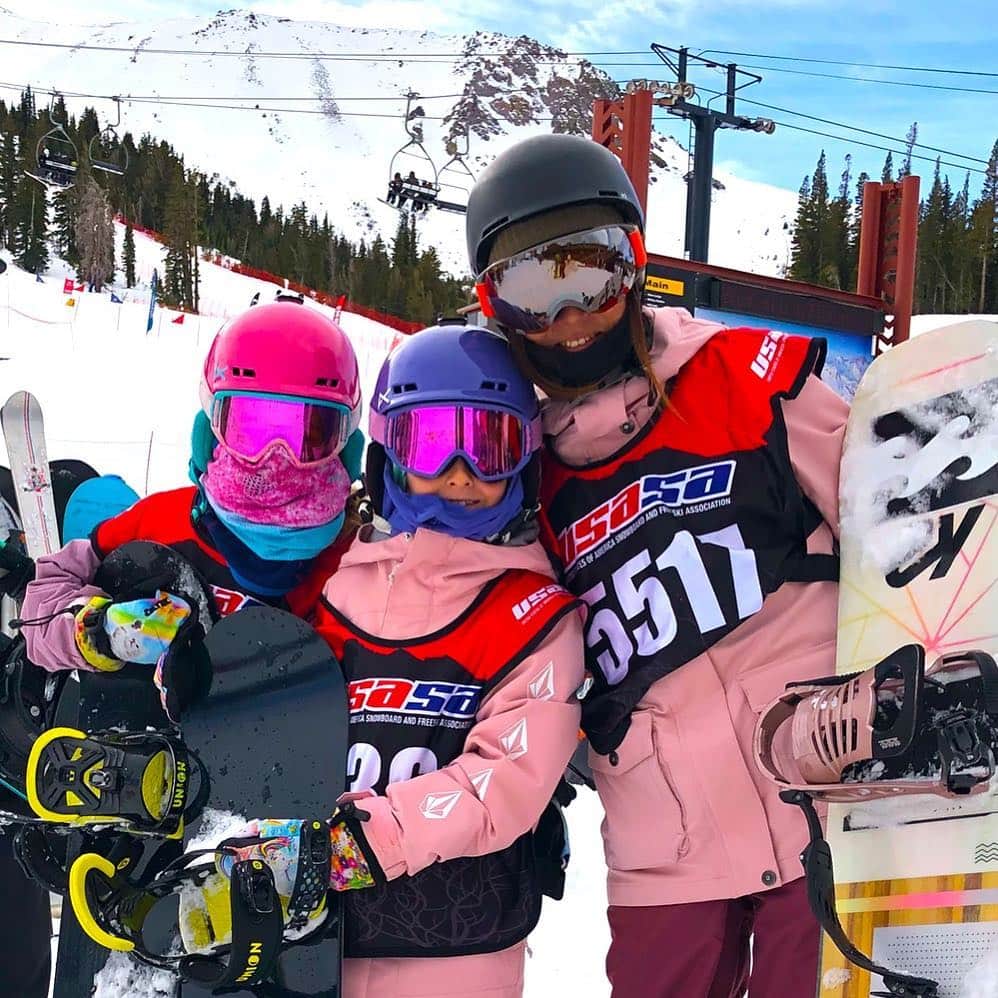 上田ユキエさんのインスタグラム写真 - (上田ユキエInstagram)「The Anderson girls??? 🤣 with cute girls 💕@iambillya  ビリーアンダーソンの可愛い娘たちと。こう見えてメチャ速い！ @mammothmountain #snowboarding #snowboarder」12月17日 12時02分 - yukie_ueda