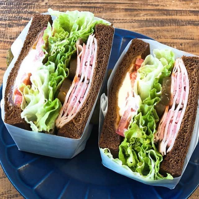 東京カレンダーさんのインスタグラム写真 - (東京カレンダーInstagram)「代官山のサンドイッチ専門店『KING GEORGE』の、「Vegetarian（ベジタリアン）」。11種類の彩り豊かなフレッシュ野菜をたっぷり使用したサンドイッチ。フォトジェニックな断面で、女性にも大人気！ #東京カレンダー #東カレ #tokyocalendar #lunch #代官山 #キングジョージ #ベジタリアン #ミートヘッド #サンドイッチ」12月17日 12時02分 - tokyocalendar